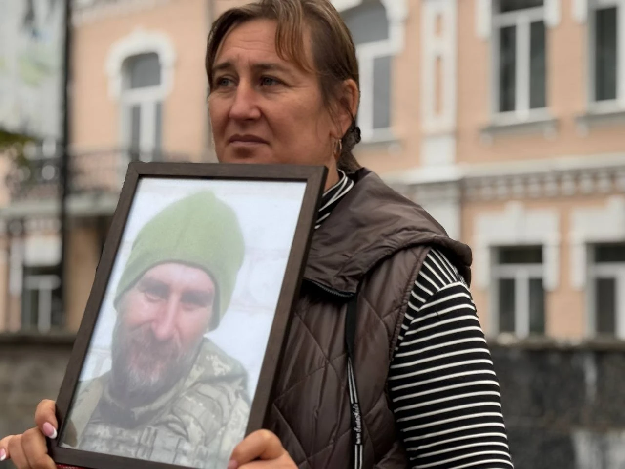 «Спиніться»: у Первомайську рідні полонених і безвісти зниклих вийшли на акцію