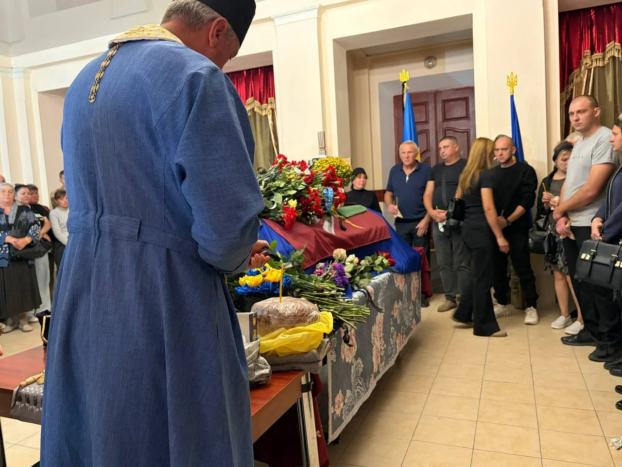 Живий коридор і море квітів: Первомайськ попрощався з захисником України Артемом Піменовим