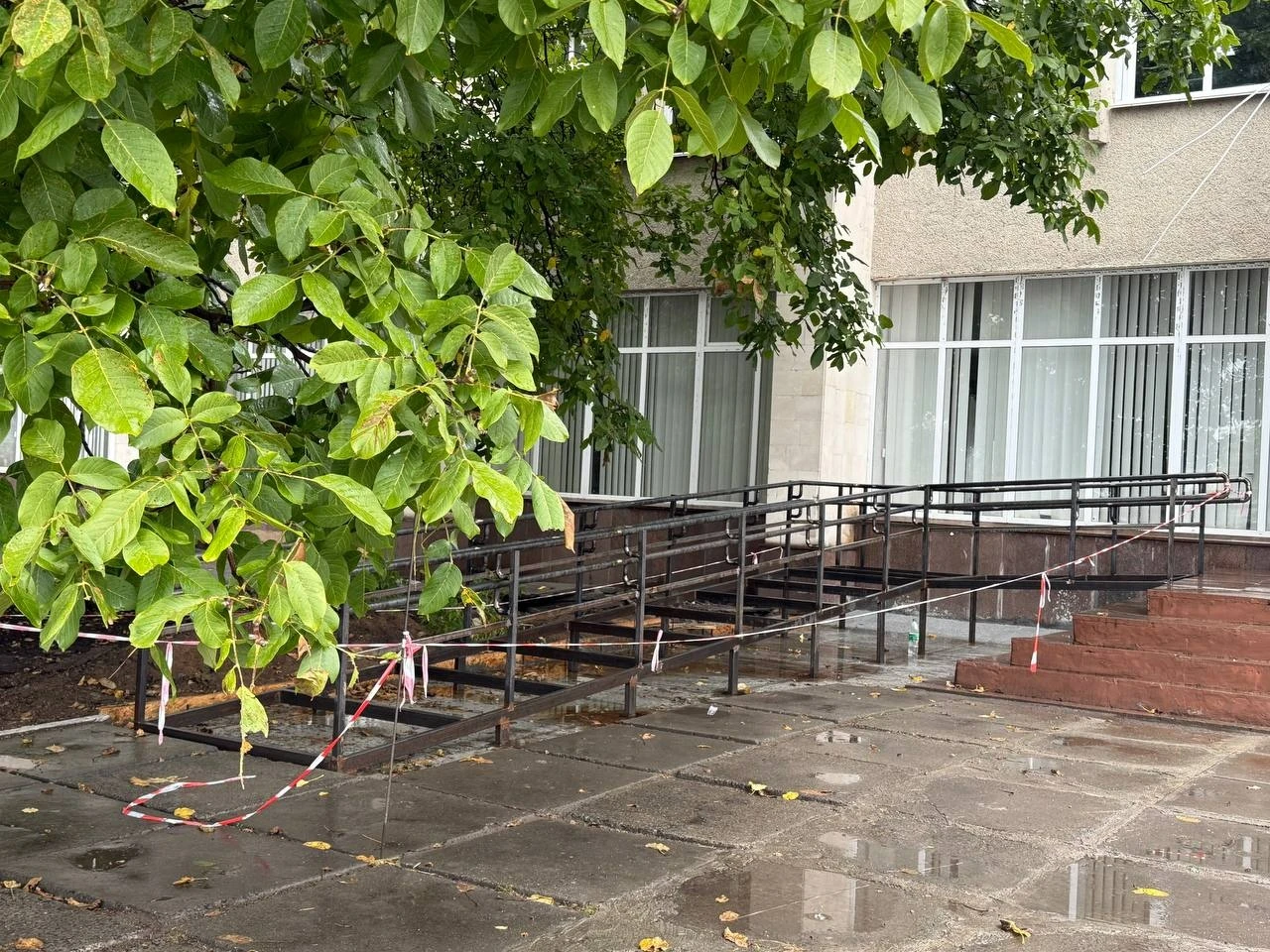 У Первомайську стане більше на один доступний об'єкт. Біля ПК «Фрегат» облаштовують пандус