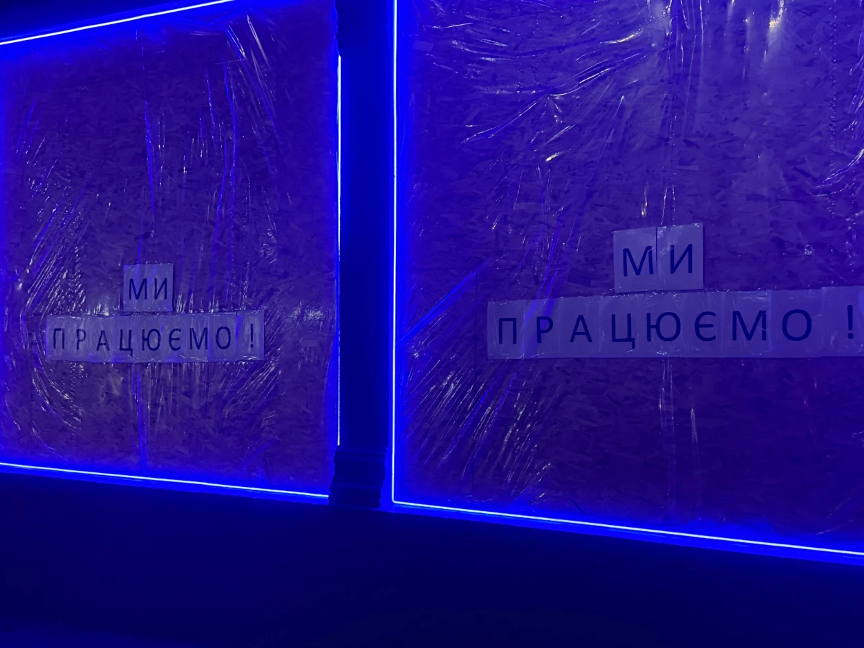 Фасад крамниці, пошкодженої російською атакою