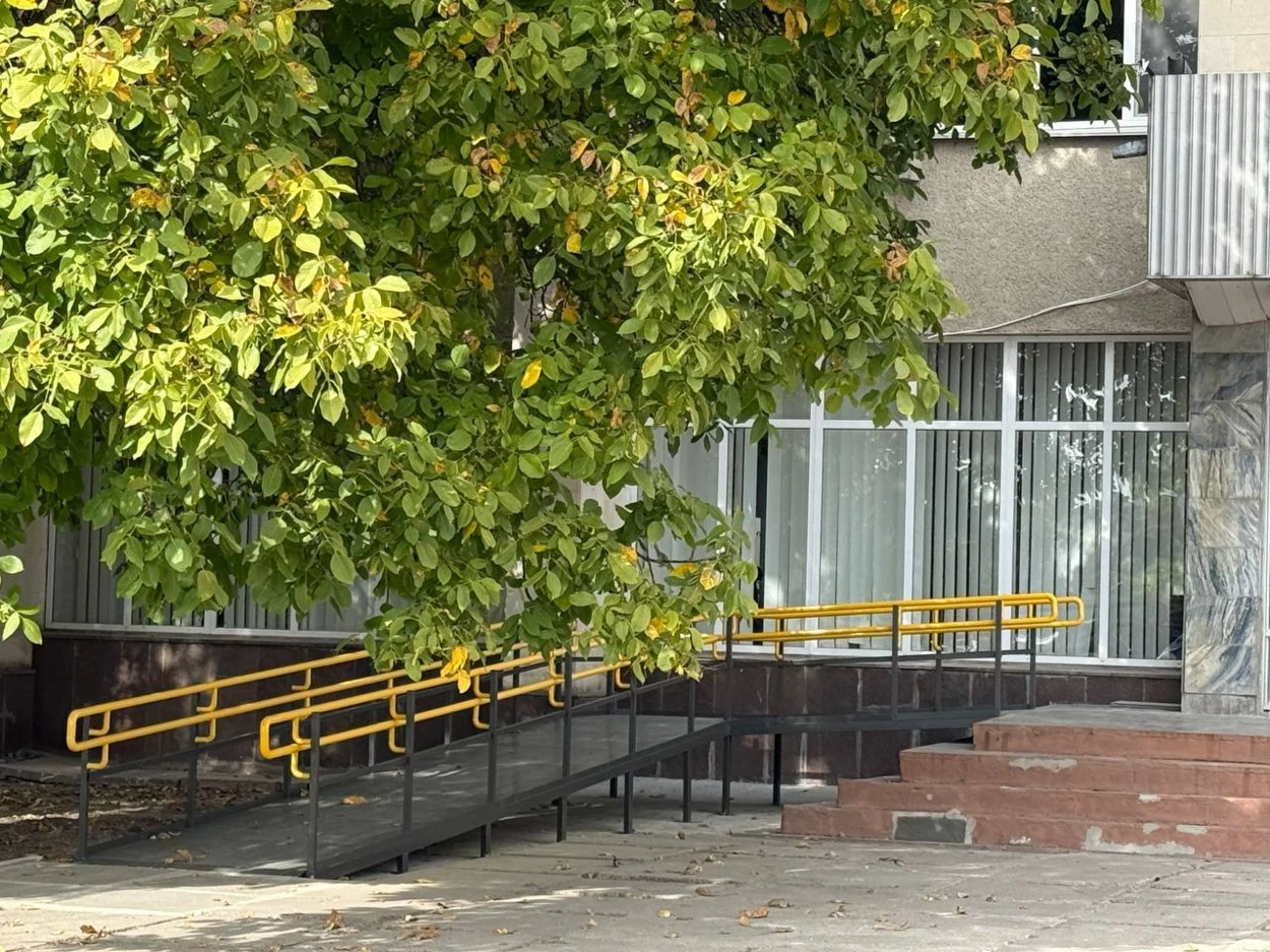 Пандус є. А далі? Первомайці на кріслах колісних перевірили доступність ПК «Фрегат»