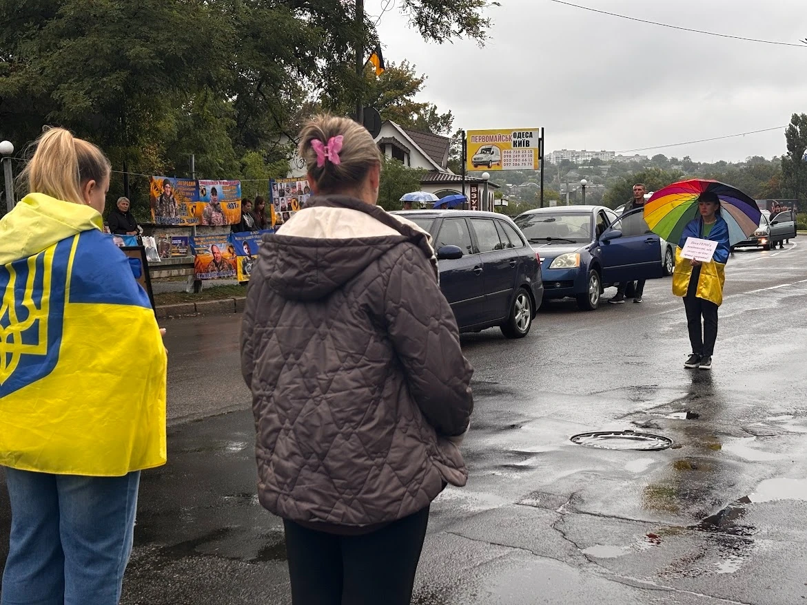 Ціна миру та спокою: у Первомайську відбулася акція «Полон вбиває. Не мовчи!»