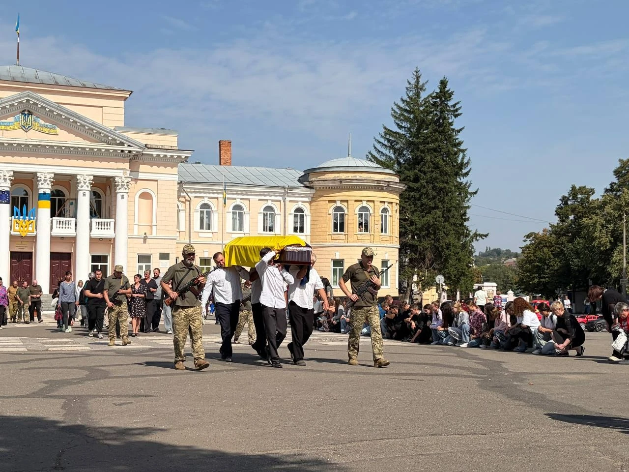Живий коридор і море квітів: Первомайськ попрощався з захисником України Артемом Піменовим