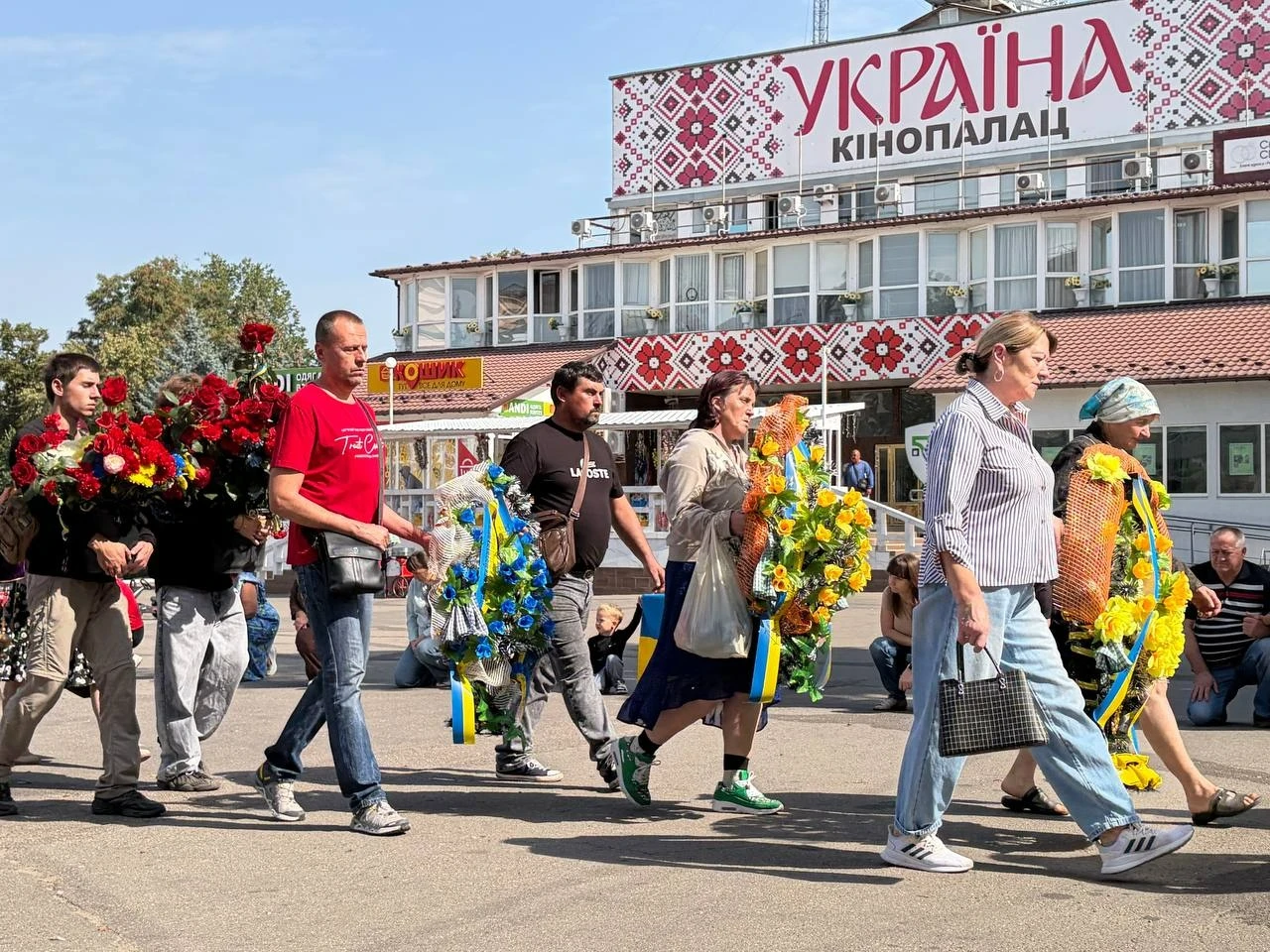 Живий коридор і море квітів: Первомайськ попрощався з захисником України Артемом Піменовим