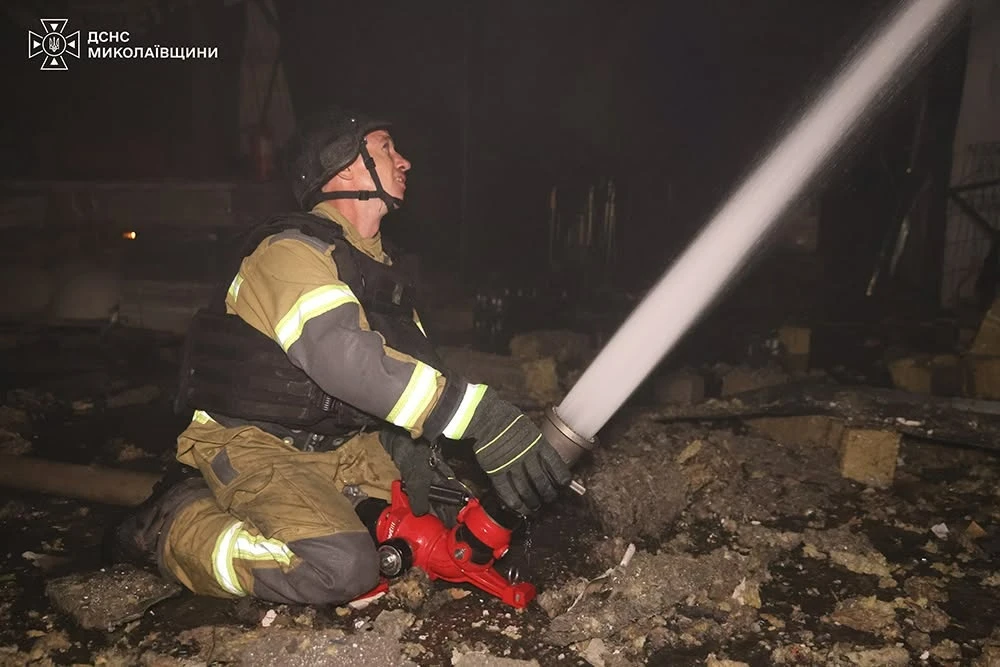 Дрони рф атакували Миколаївщину: троє людей постраждали, пошкоджений торговельний центр