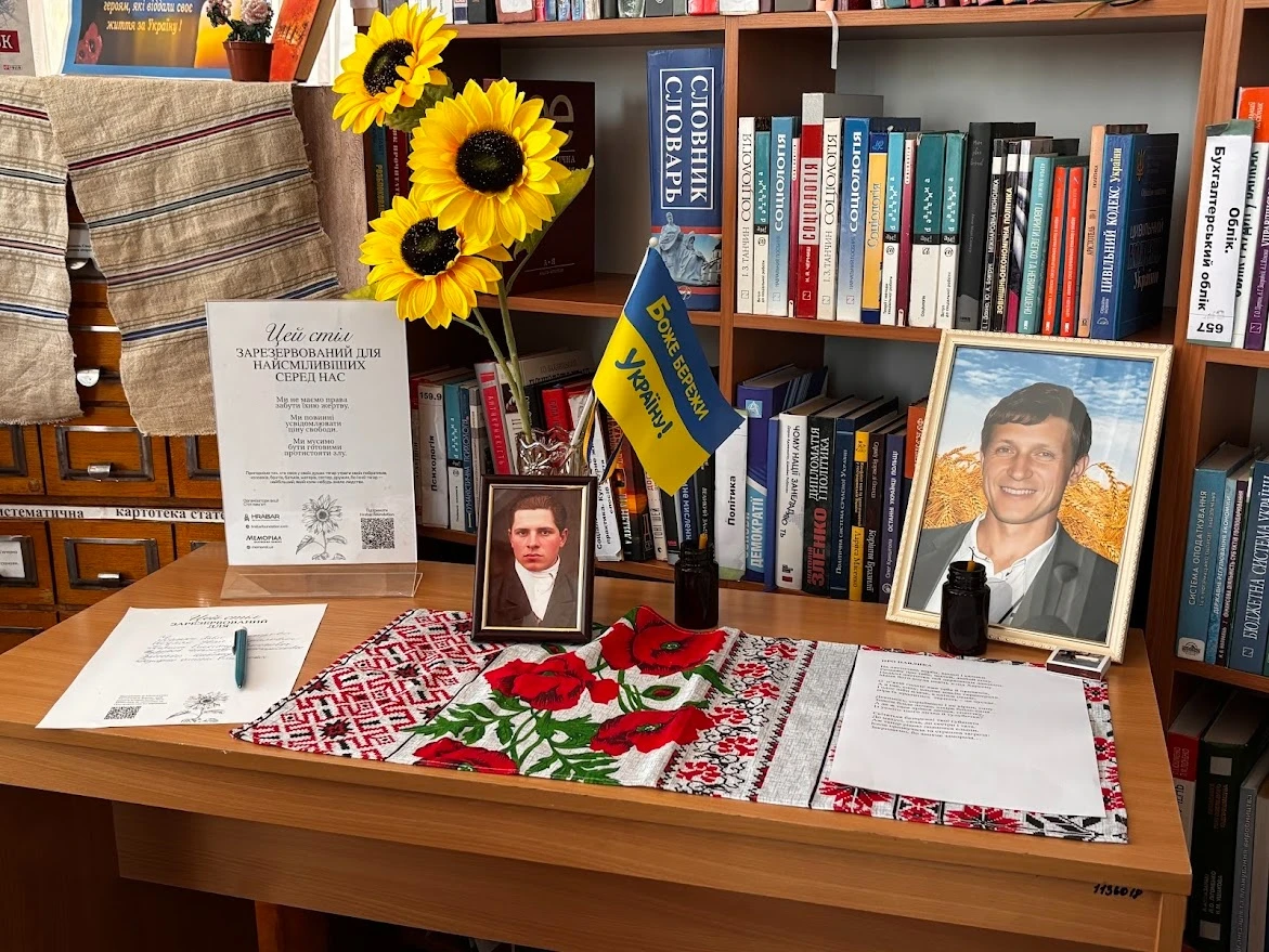 Стіл пам’яті у Первомайську: як місто вшанувало героїв 29 серпня: фоторепортаж