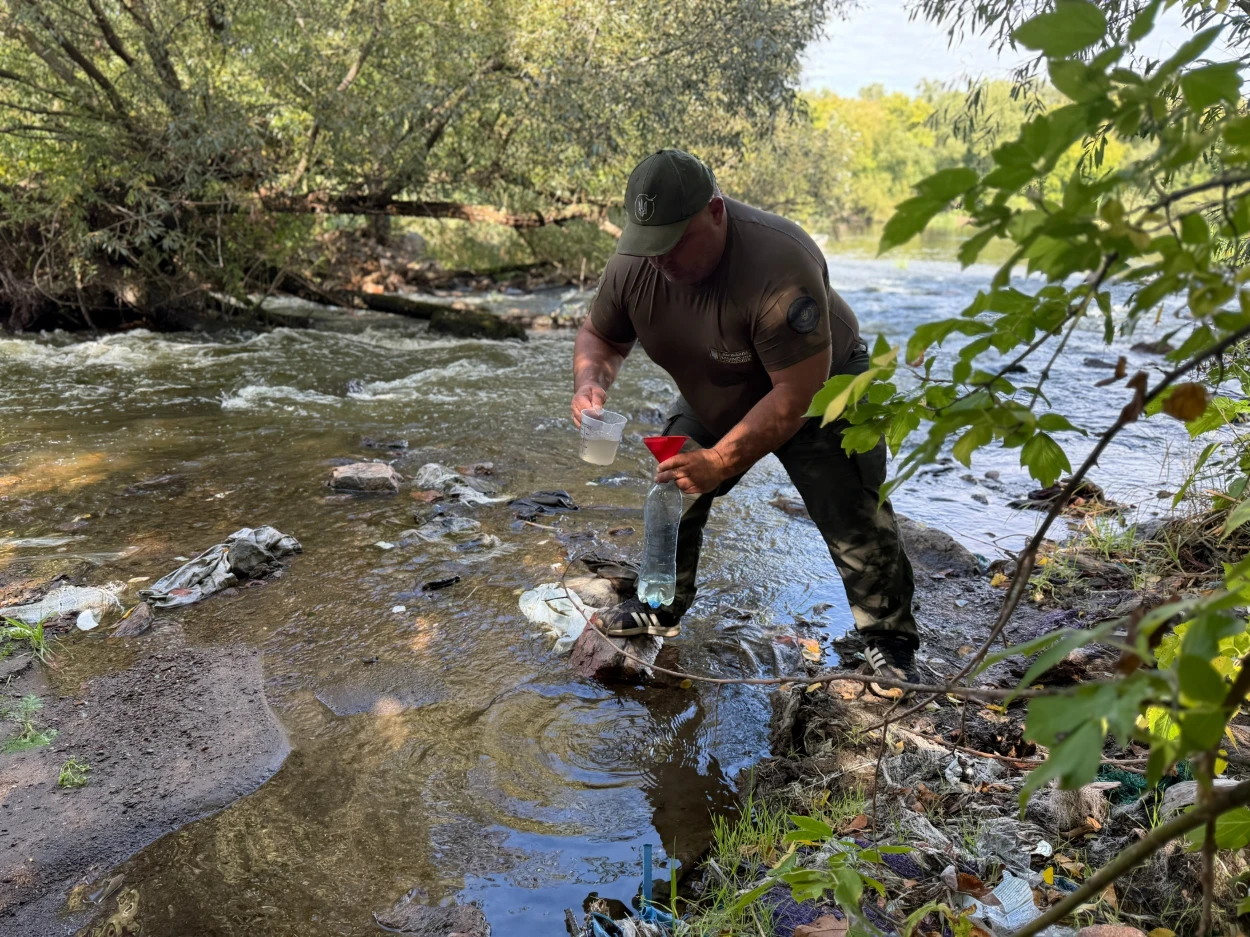 Сергій Сінчук відбирає зразки води