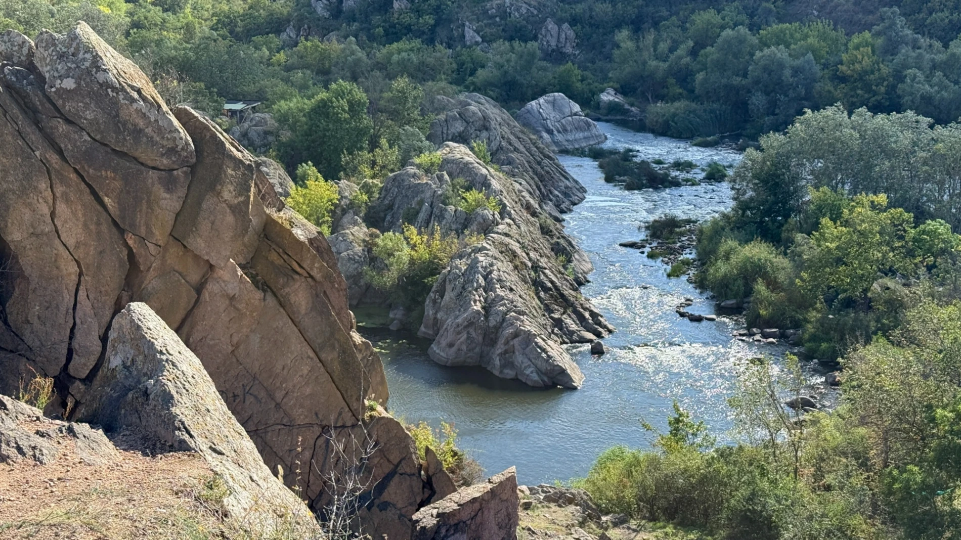Скелі, хмари, пороги, рафтери та ящірка: фотоальбом Бузького Гарду у вересні