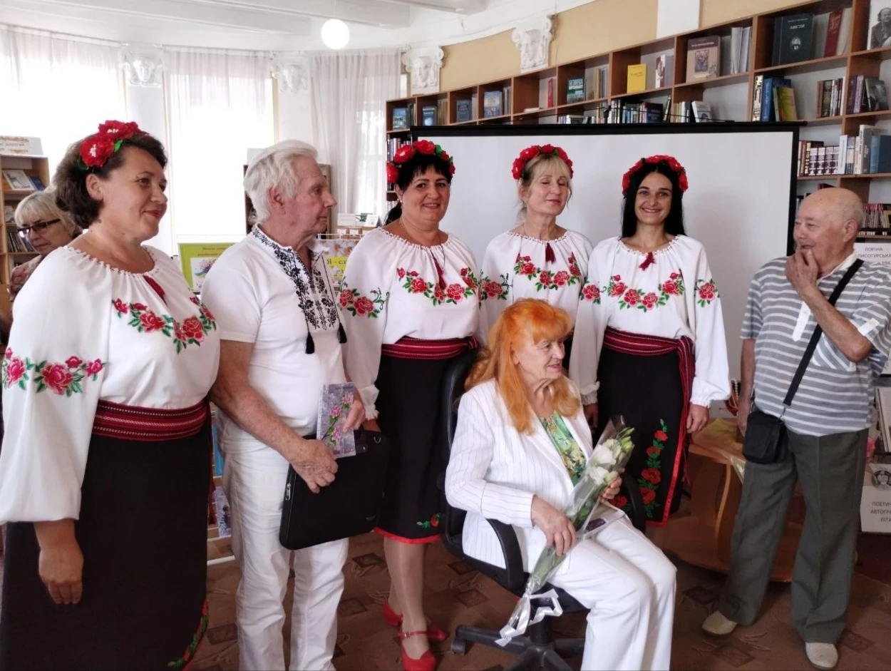 «Не всі душі зачерствіли»: у Первомайську представили дев’яту збірку поезій Лоріни Лисогурської