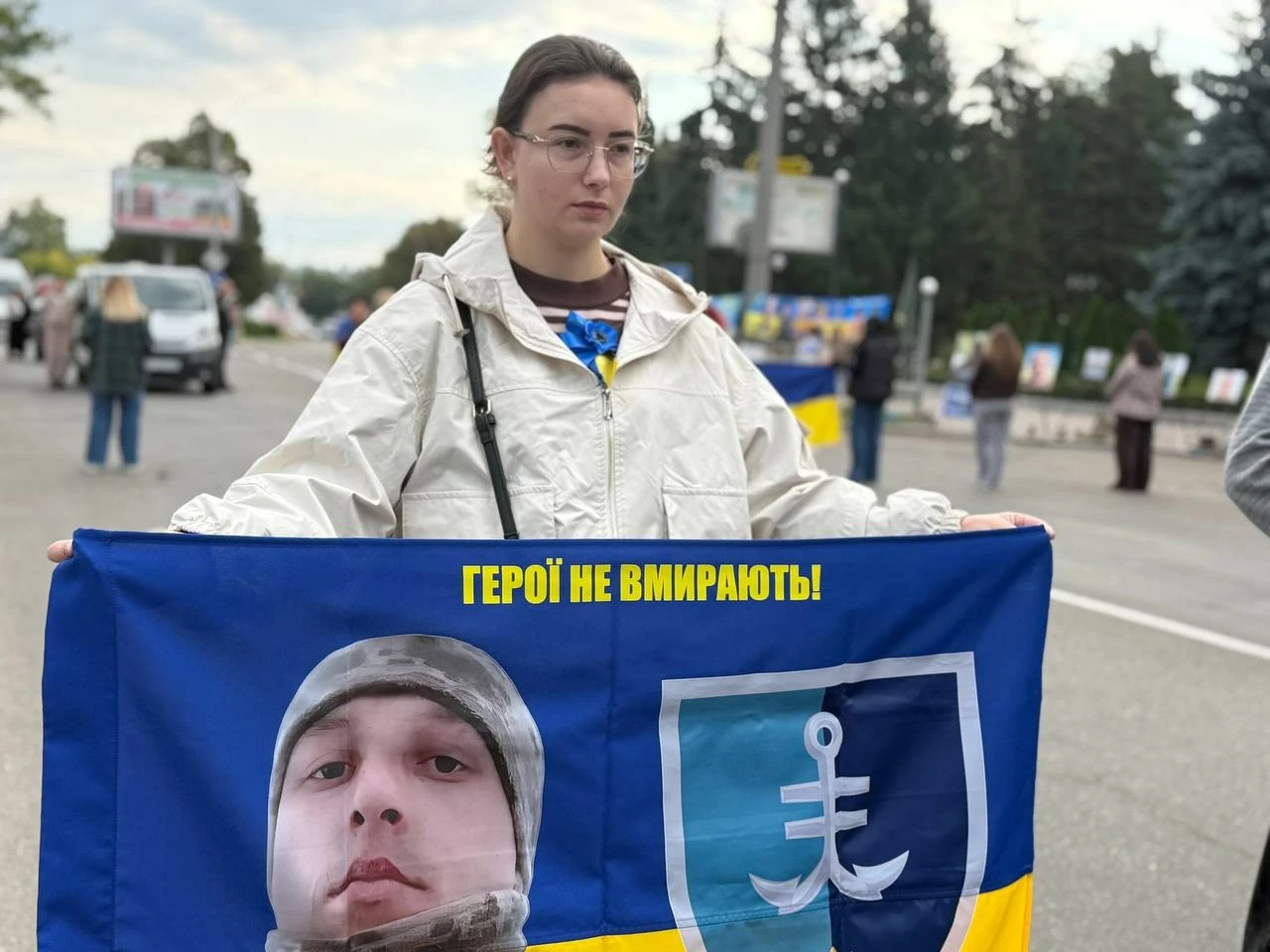 Чекати й нагадувати: у Первомайську провели акцію «Не мовчи. Полон вбиває»
