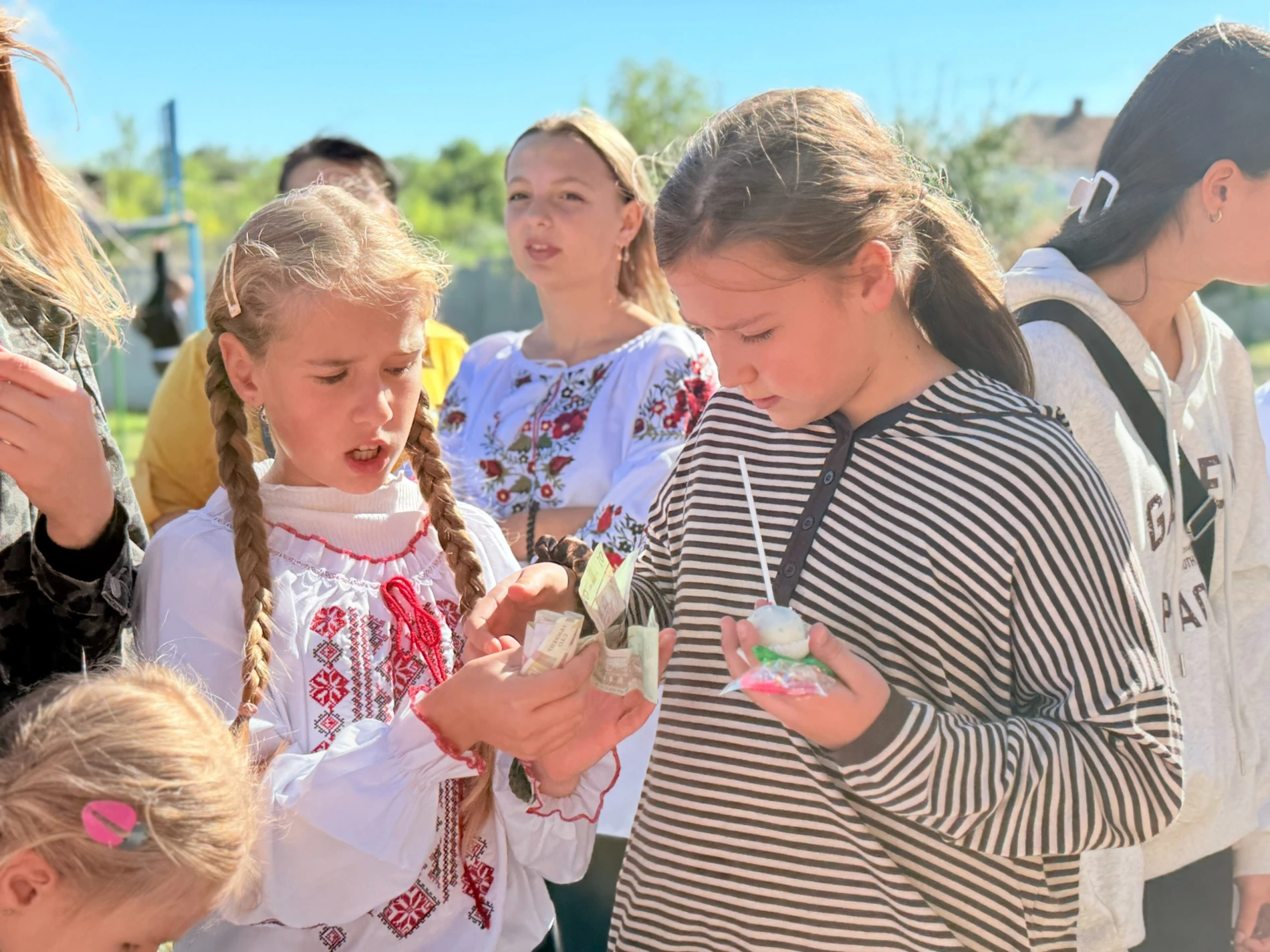 Смаколики, фотозона, букети і донати: як ярмаркували у Грушівській гімназії на Первомайщині