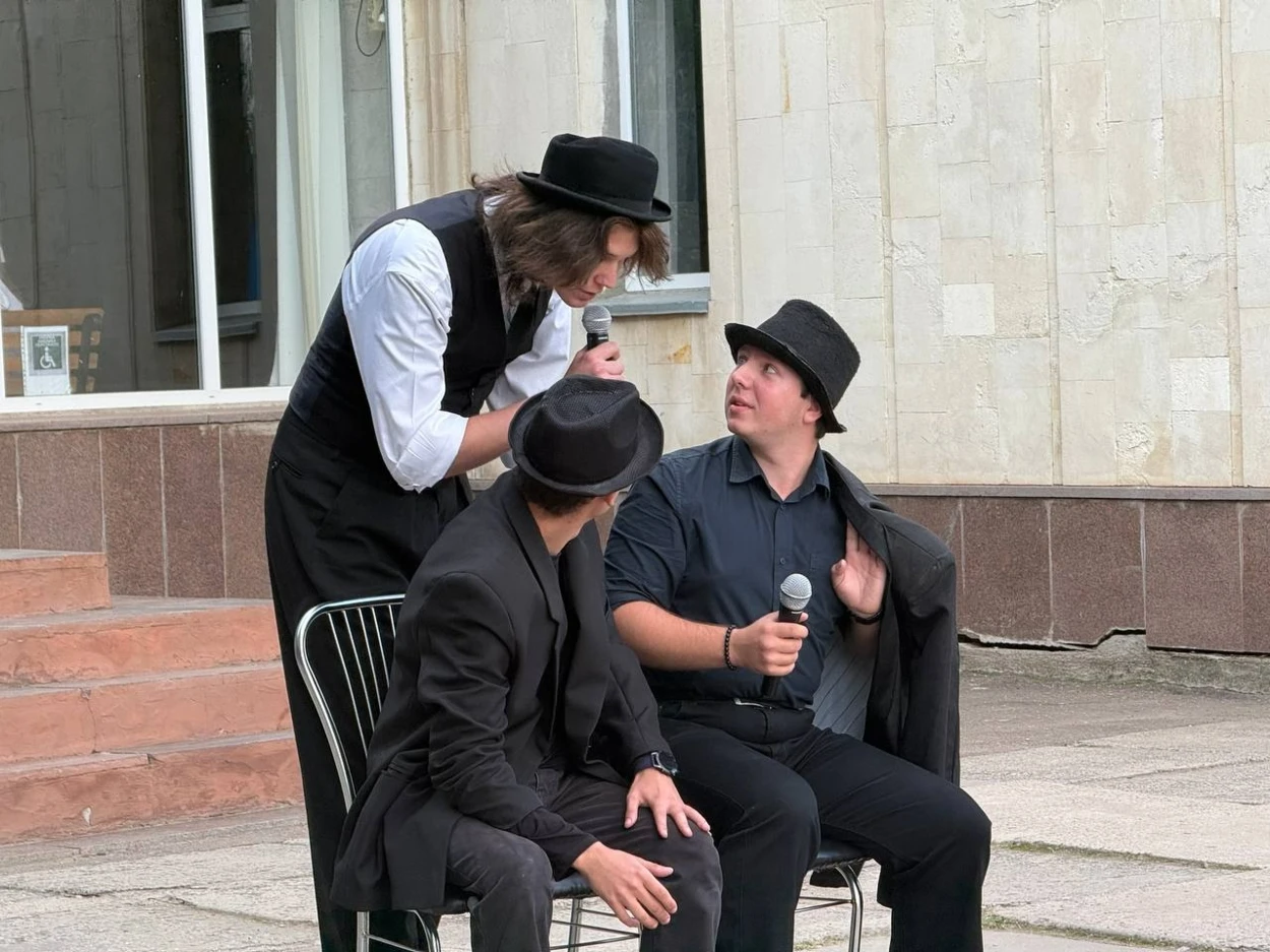 Богдан Пахолок крайній праворуч