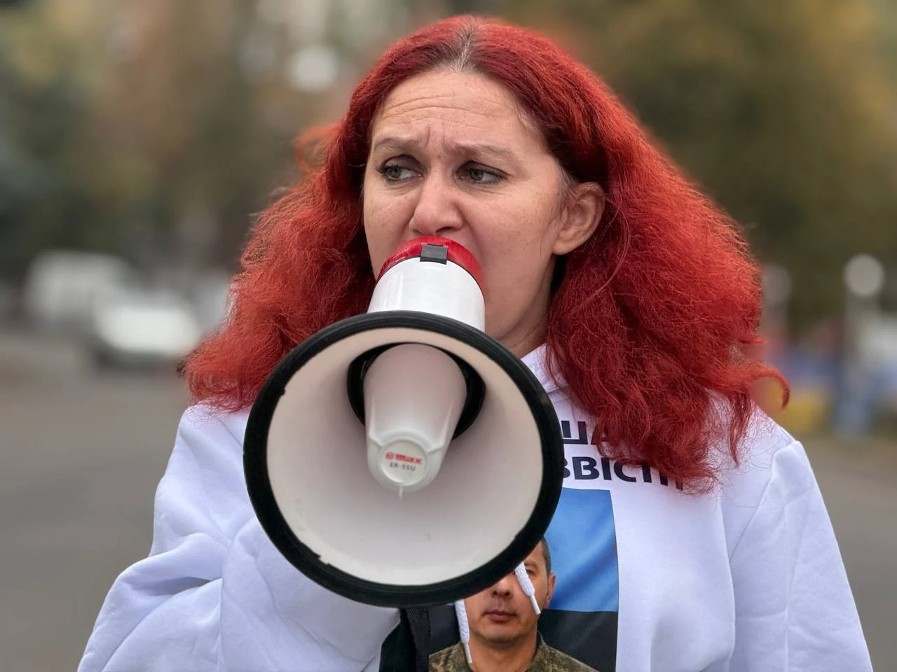 «Спиніться»: у Первомайську рідні полонених і безвісти зниклих вийшли на акцію