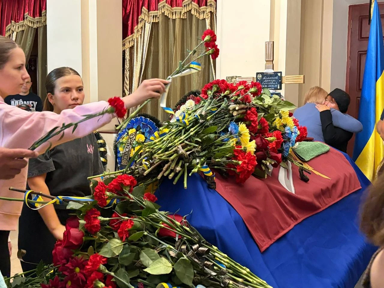 Живий коридор і море квітів: Первомайськ попрощався з захисником України Артемом Піменовим