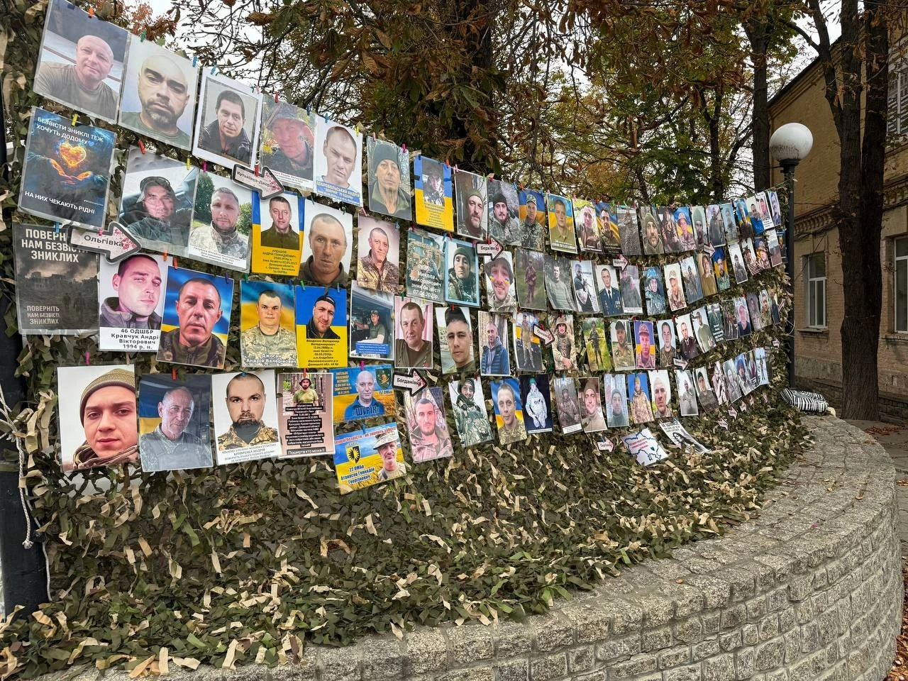 «Спиніться»: у Первомайську рідні полонених і безвісти зниклих вийшли на акцію