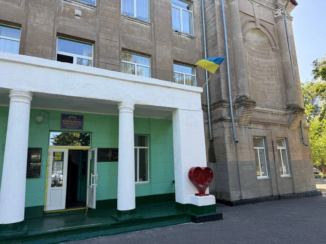 Акція «Донат за квіти» триває: гімназисти зібрали понад 10 тисяч гривень для військових