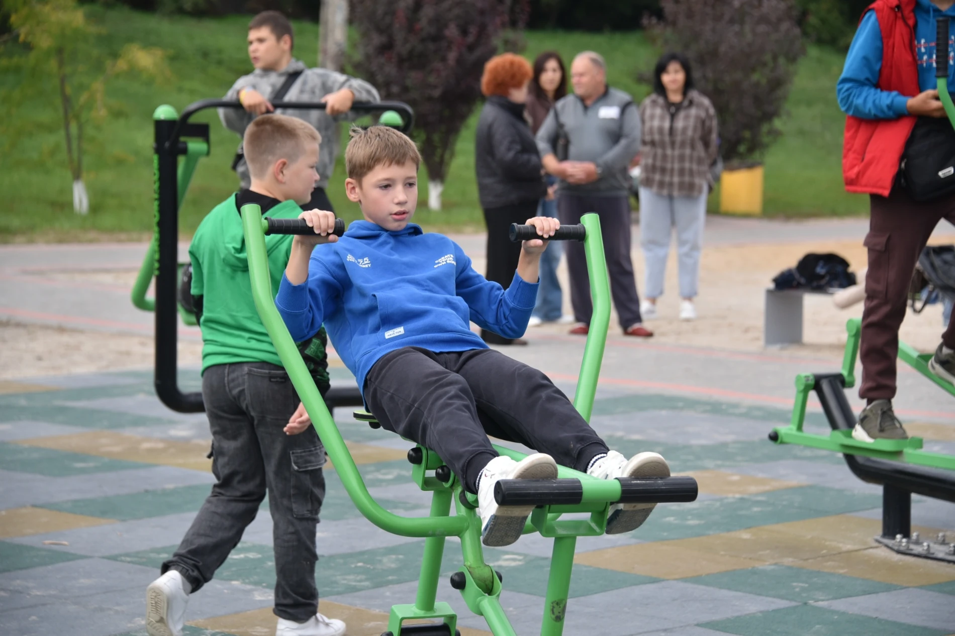 Однією спортивною локацією більше. У Первомайську відкрили тренажерний майданчик на березі Бугу