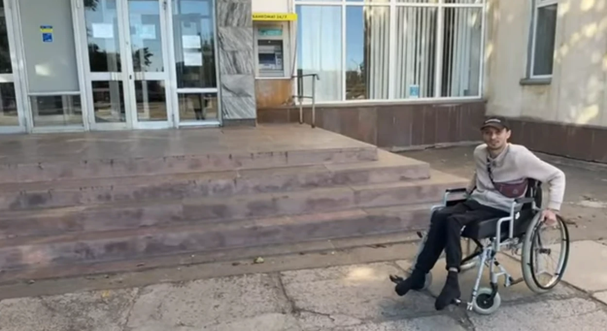 Віктор Богачов біля ПК Фрегат. Кадр з відеосюжету про безбар'єрність у містах України