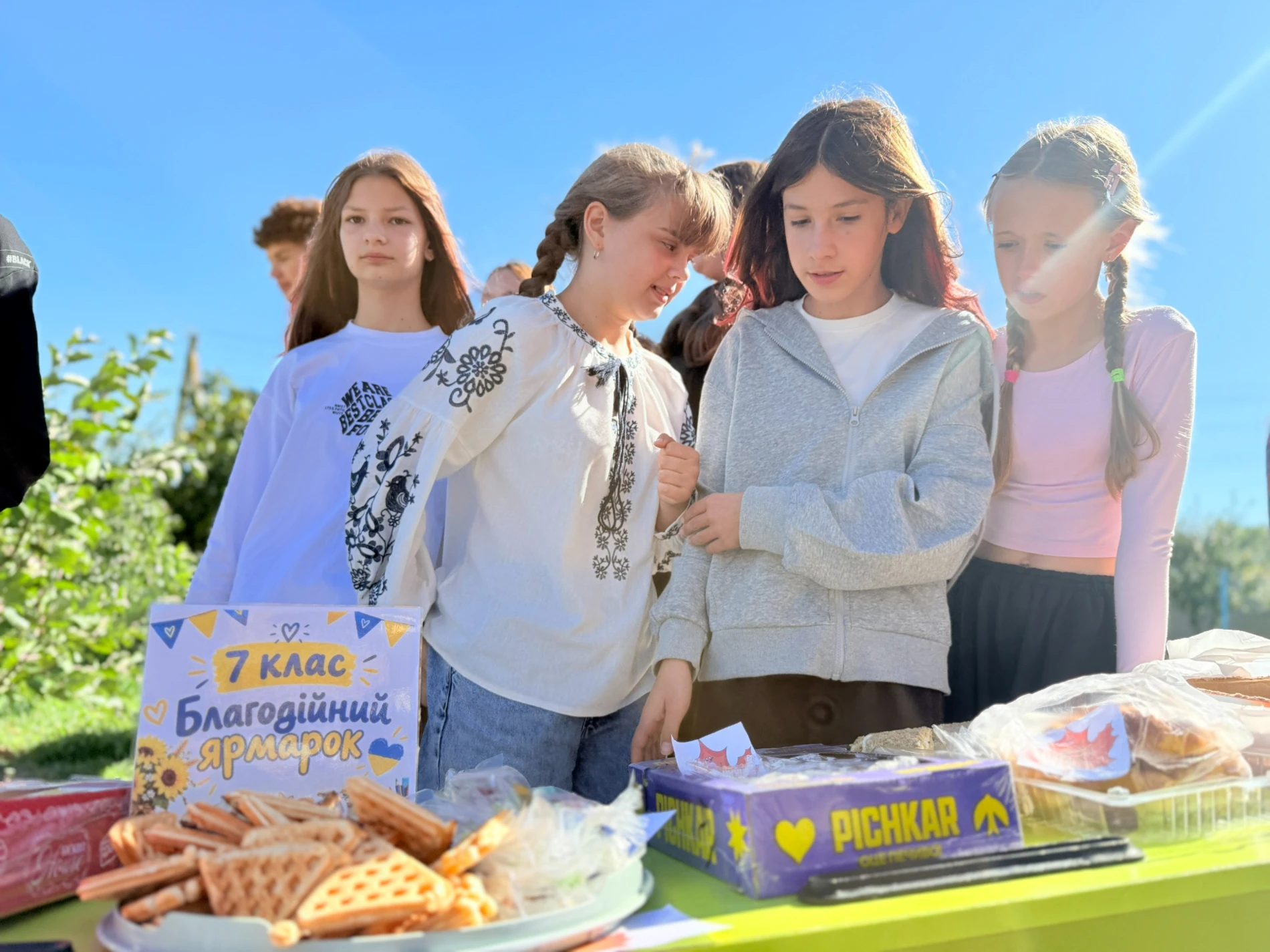 Смаколики, фотозона, букети і донати: як ярмаркували у Грушівській гімназії на Первомайщині