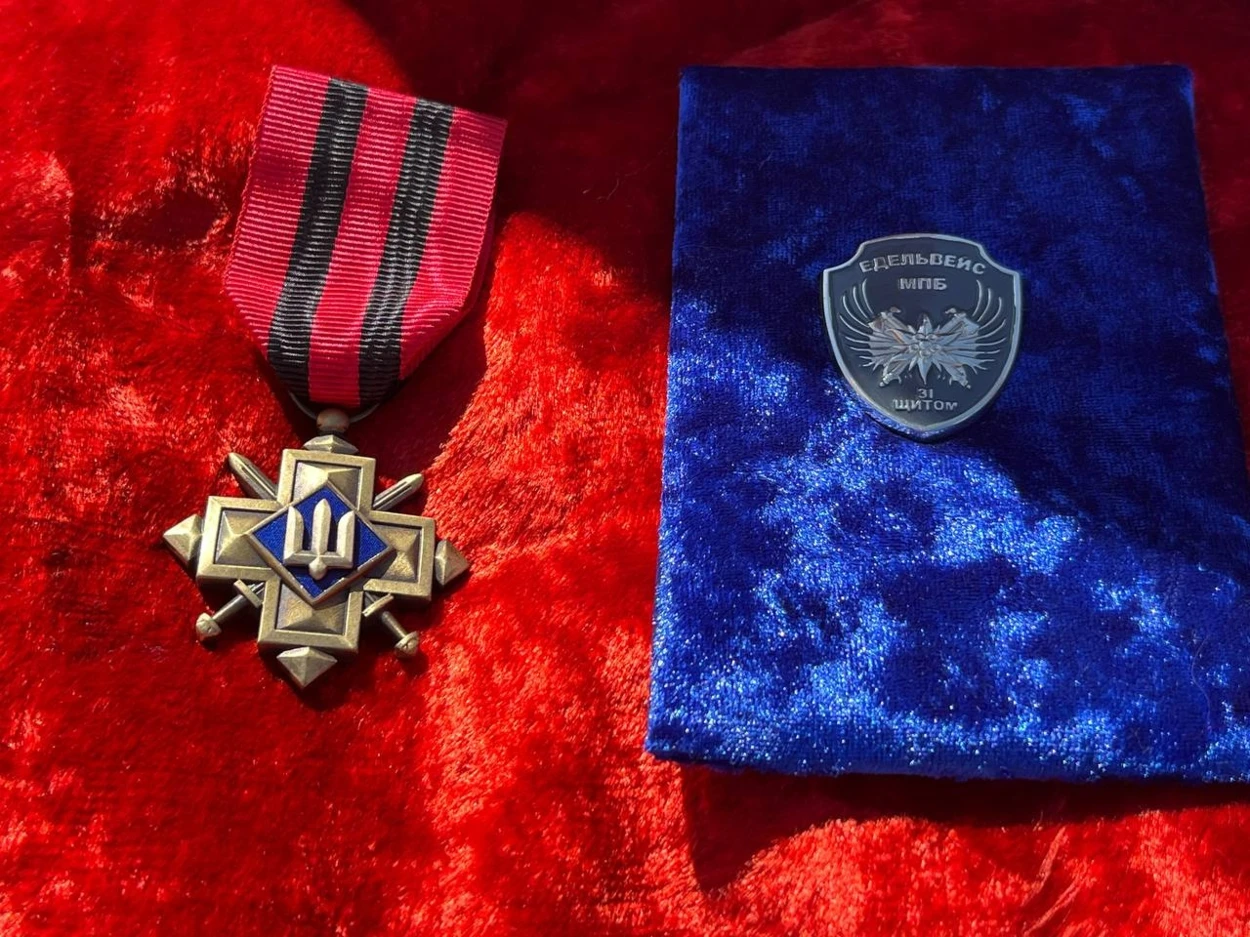 Нагрудний знак «Золотий Хрест» та шеврон «Едельвейс»