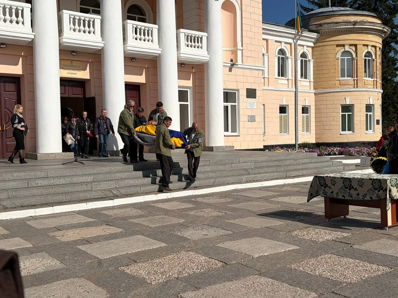 Первомайськ попрощався із захисником України Олегом Мирошниченком
