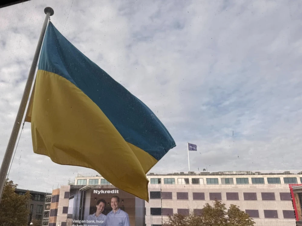Український прапор на фасаді муніципалітету Орхуса
