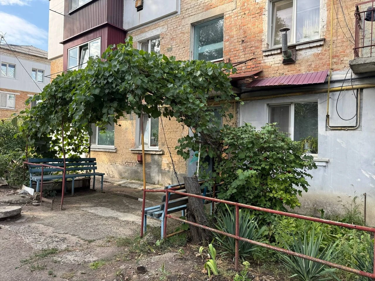 Роками просять облаштувати сміттєвий майданчик: як живе мікрорайон Цукрового заводу в Первомайську