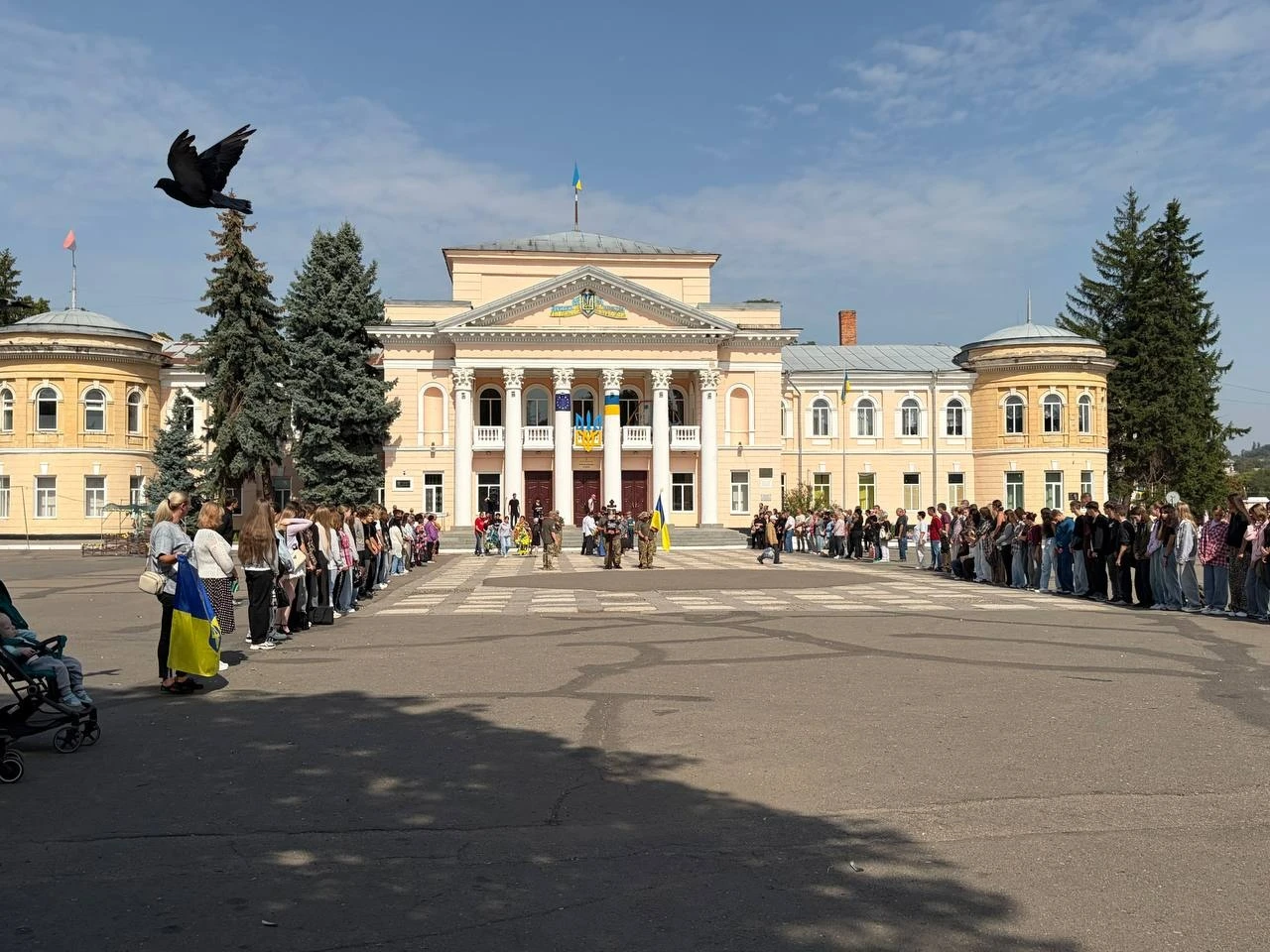 Живий коридор і море квітів: Первомайськ попрощався з захисником України Артемом Піменовим