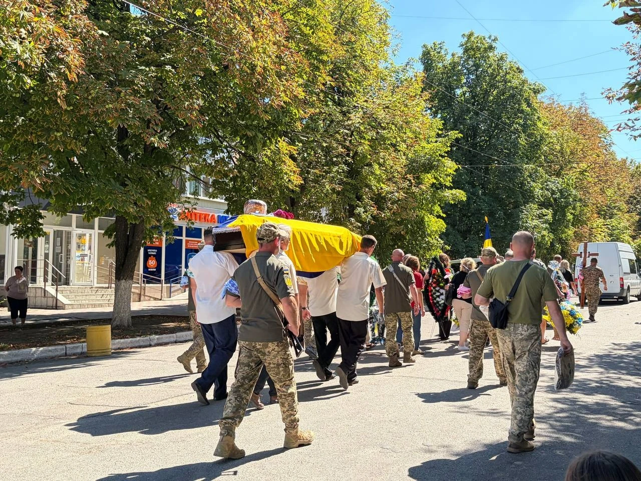 На щиті повернувся захисник Олександр Батечко: Первомайськ попрощався з воїном