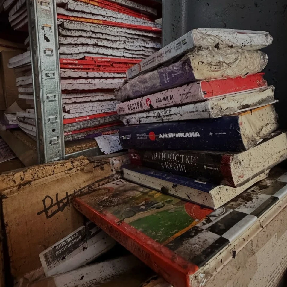 «Вогонь не дочитав»: #книголав запускає проєкт із продажу книжок, вцілілих після ракетного удару
