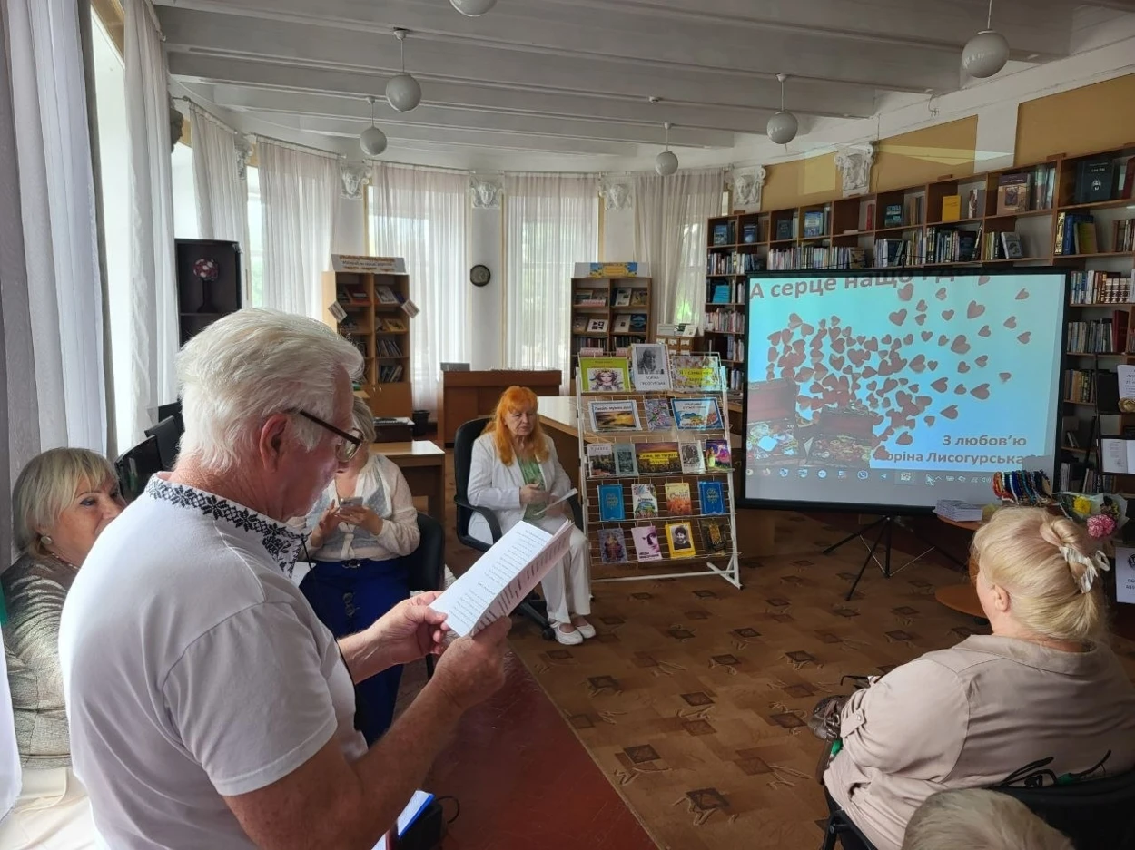 «Не всі душі зачерствіли»: у Первомайську представили дев’яту збірку поезій Лоріни Лисогурської