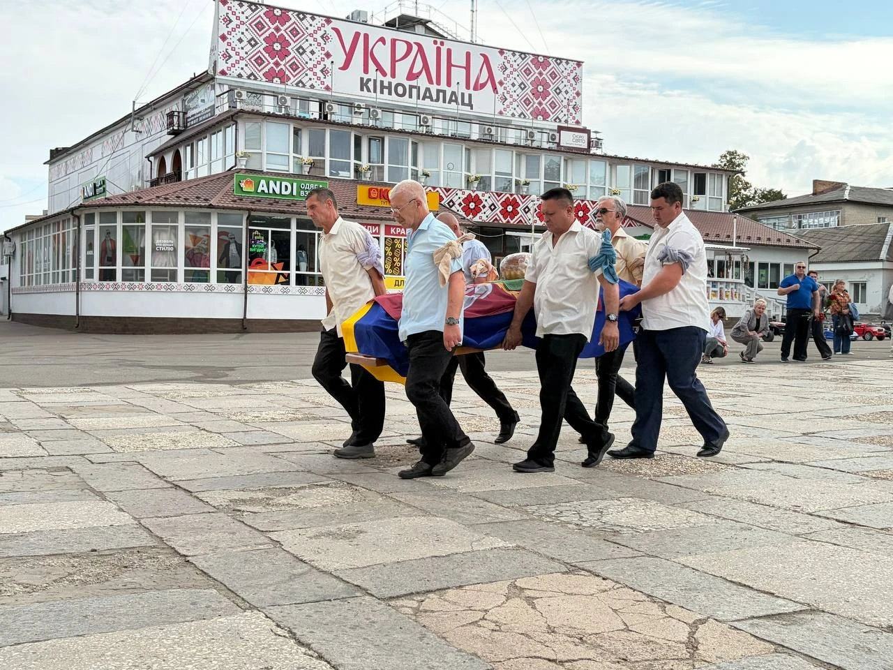 Живий коридор і море квітів: Первомайськ попрощався з захисником України Артемом Піменовим