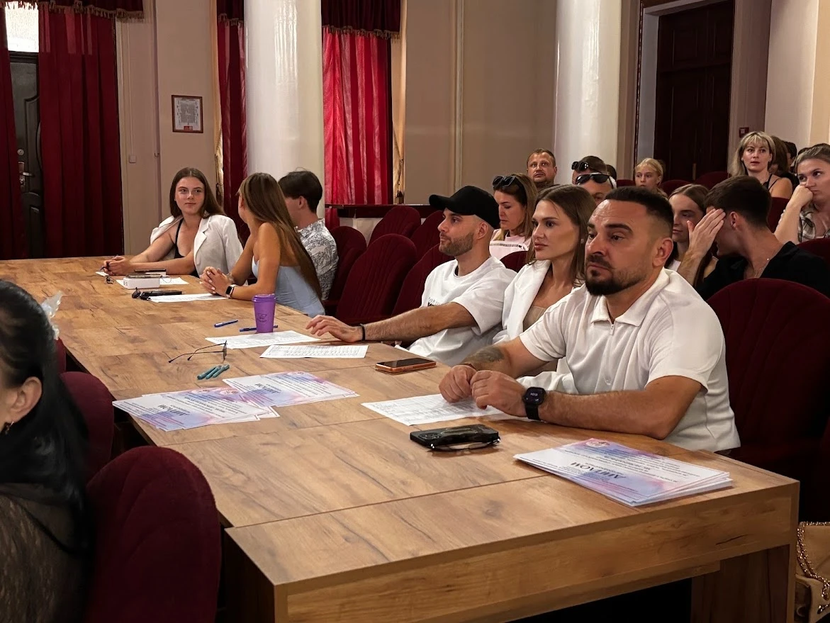 Хто здобув корону: у Первомайську відбувся конкурс «Первомайські зірочки»