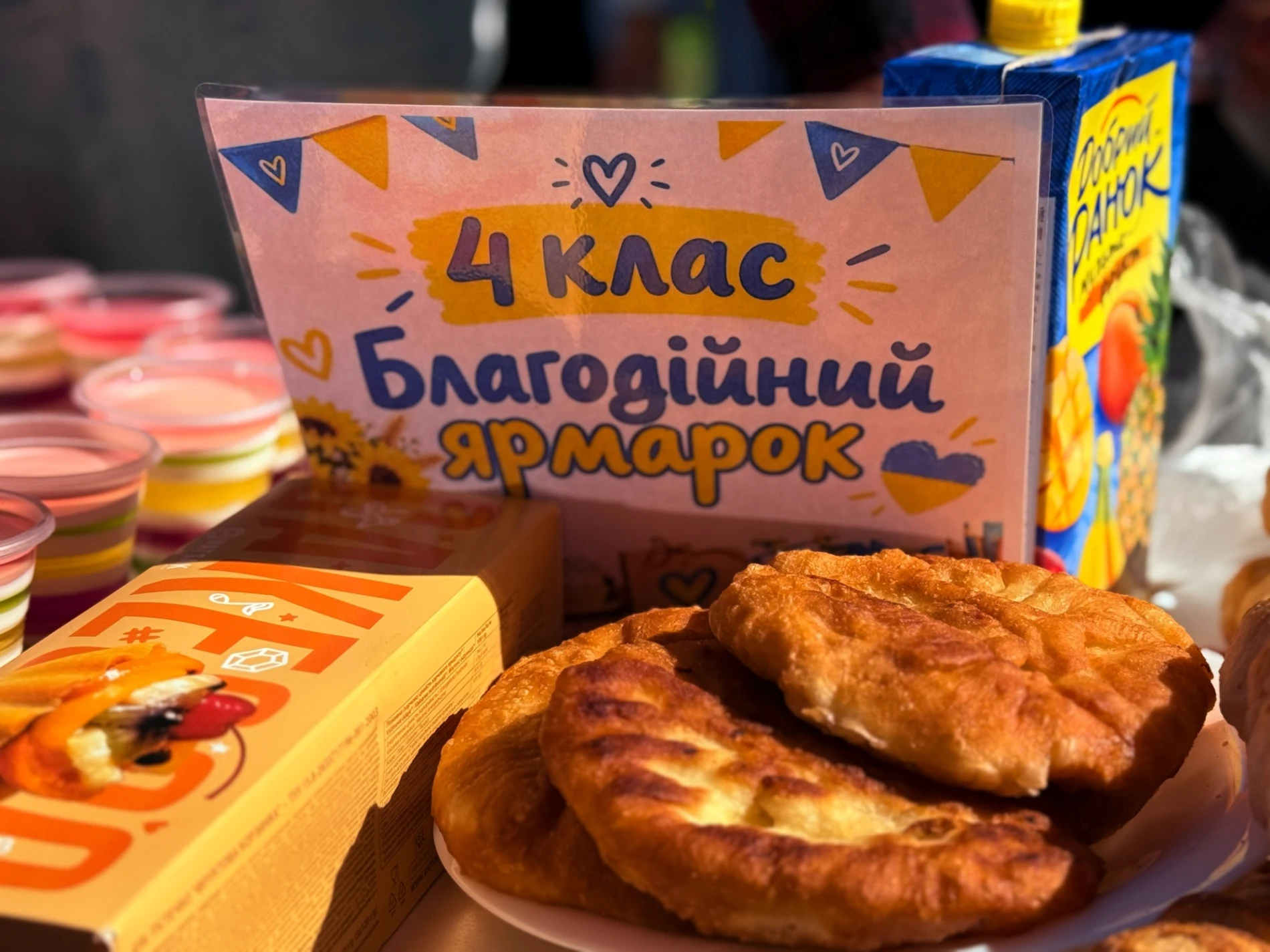 Смаколики, фотозона, букети і донати: як ярмаркували у Грушівській гімназії на Первомайщині