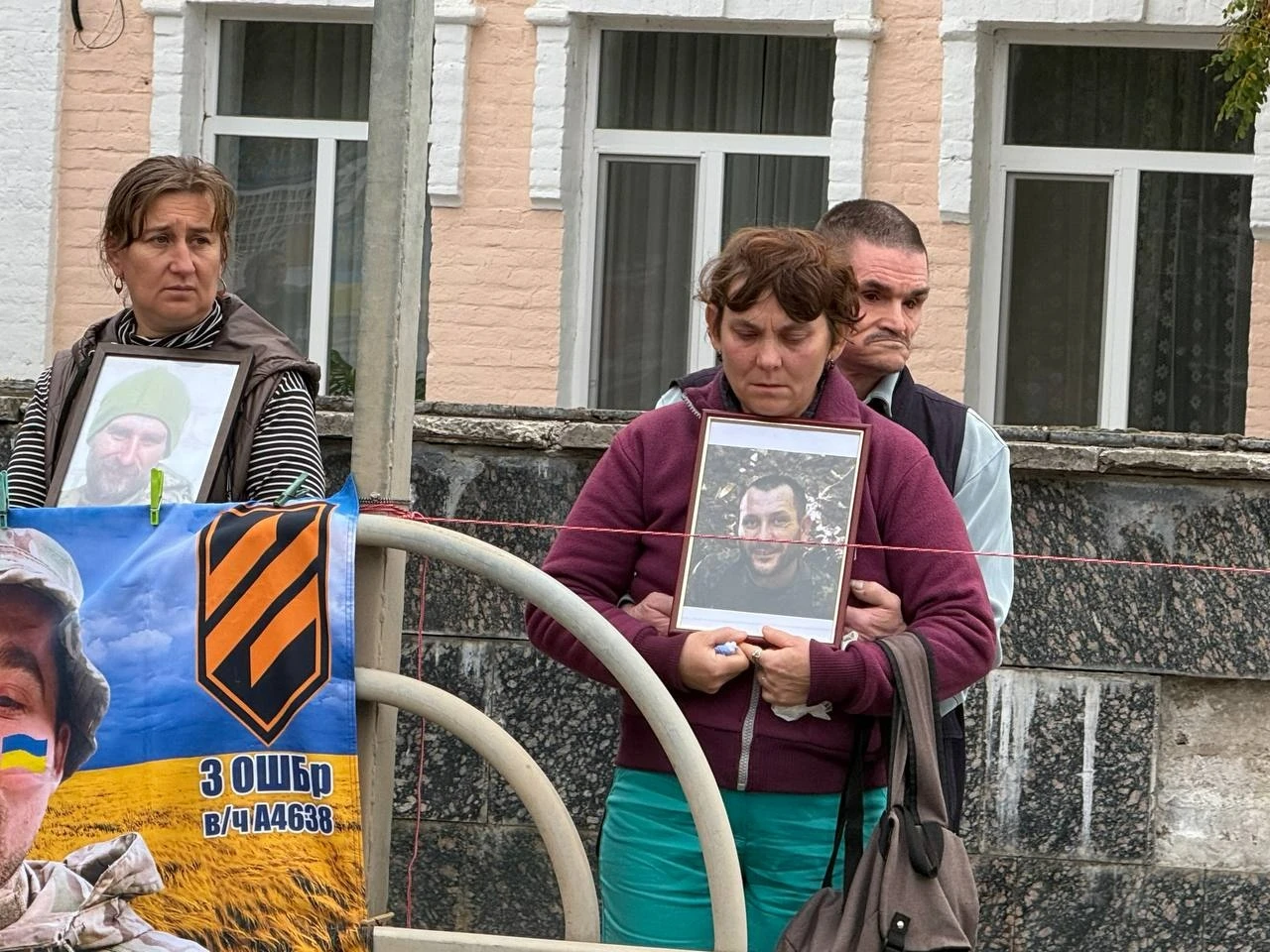«Спиніться»: у Первомайську рідні полонених і безвісти зниклих вийшли на акцію