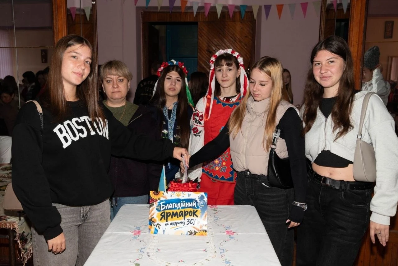 У Первомайському професійному коледжі відбувся благодійний ярмарок на підтримку ЗСУ