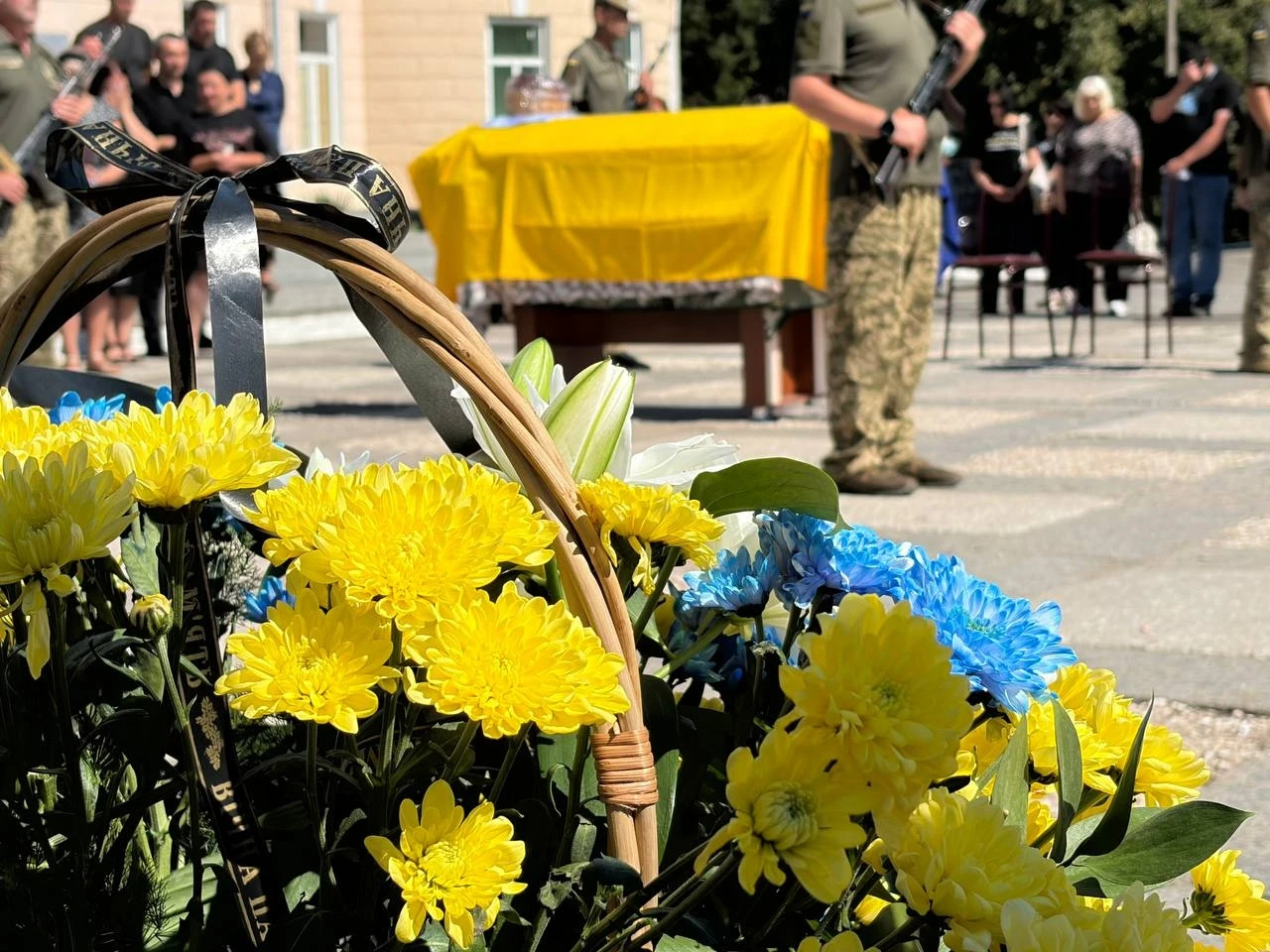 На щиті повернувся захисник Олександр Батечко: Первомайськ попрощався з воїном