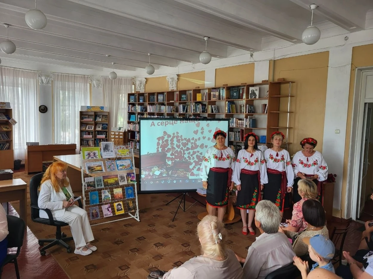 «Не всі душі зачерствіли»: у Первомайську представили дев’яту збірку поезій Лоріни Лисогурської