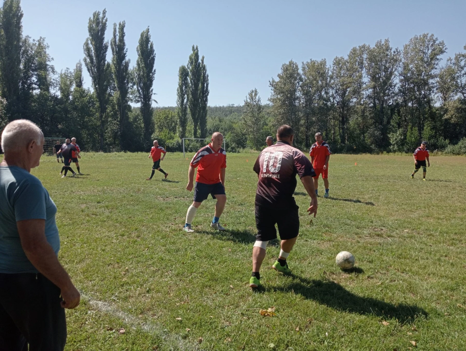 Вшанували друга та зіграли у футбол. Первомайські ветерани повернулися з Одещини