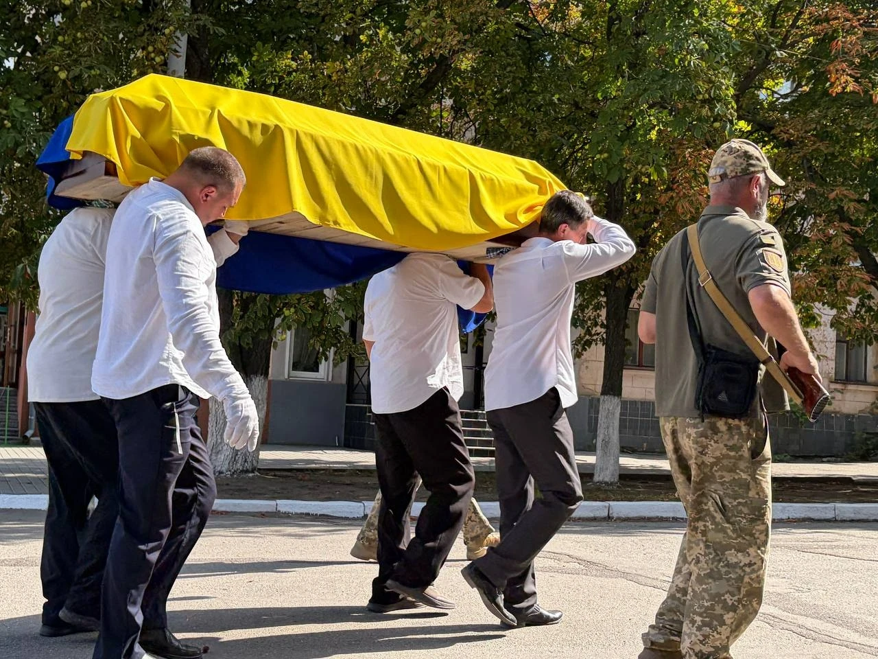 Живий коридор і море квітів: Первомайськ попрощався з захисником України Артемом Піменовим