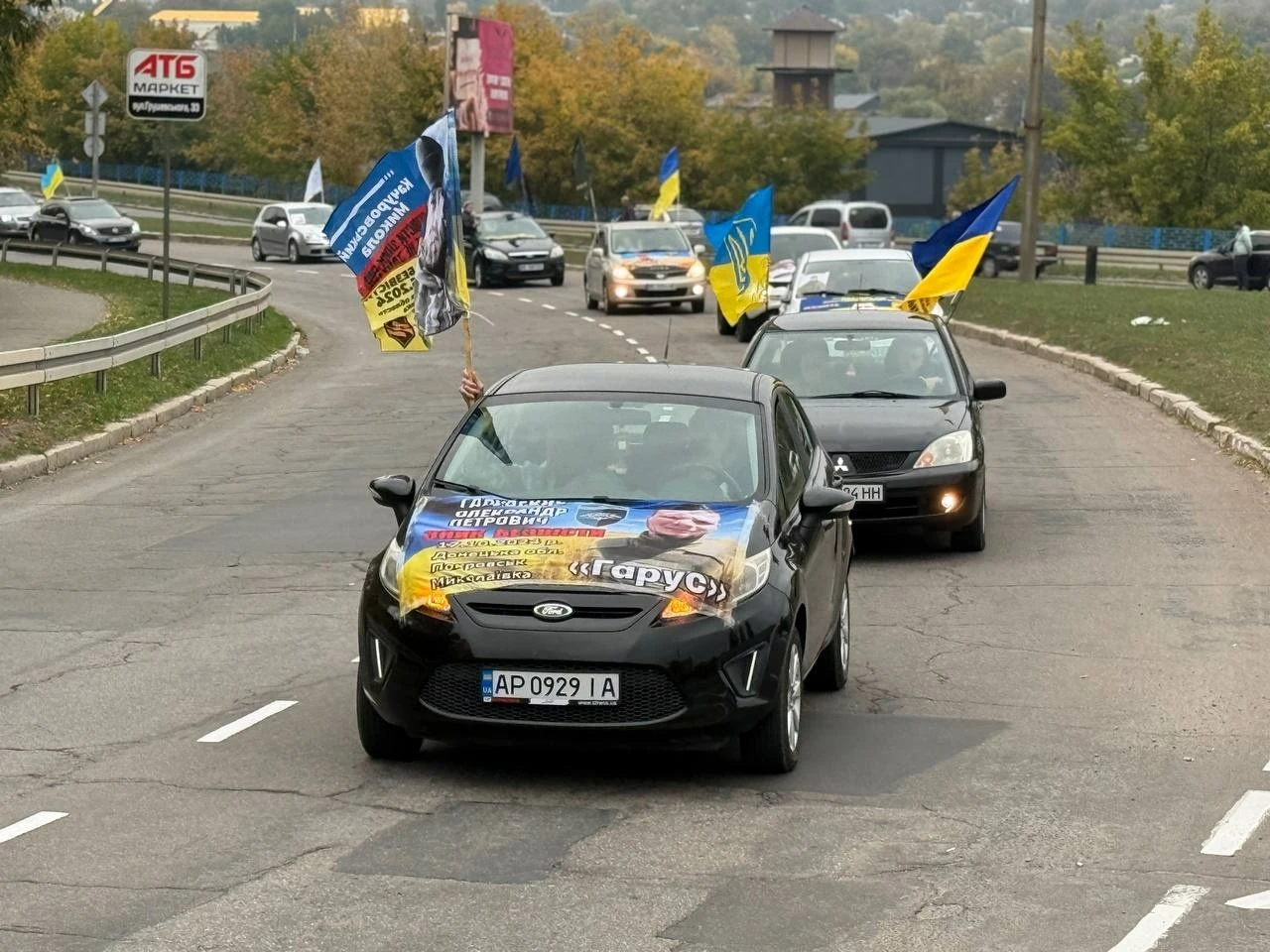 «Спиніться»: у Первомайську рідні полонених і безвісти зниклих вийшли на акцію