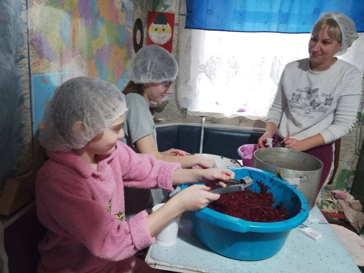 «До борщу ми додаємо любов»: як «Бандурські кухарочки» п’ятий рік готують для військових