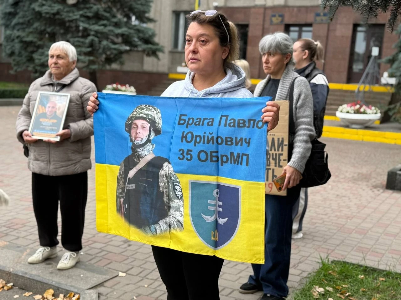 «Спиніться»: у Первомайську рідні полонених і безвісти зниклих вийшли на акцію