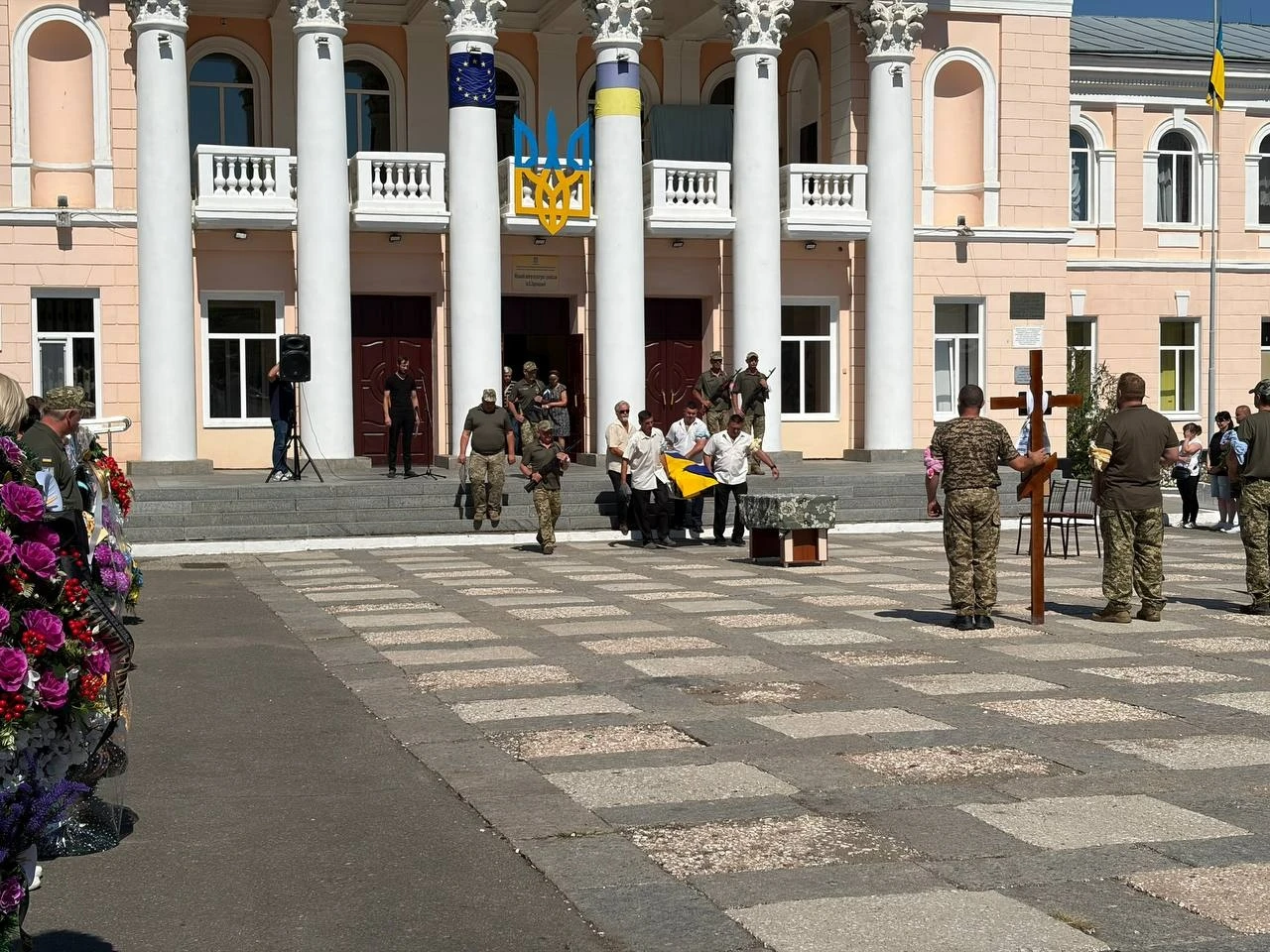 На щиті повернувся захисник Олександр Батечко: Первомайськ попрощався з воїном
