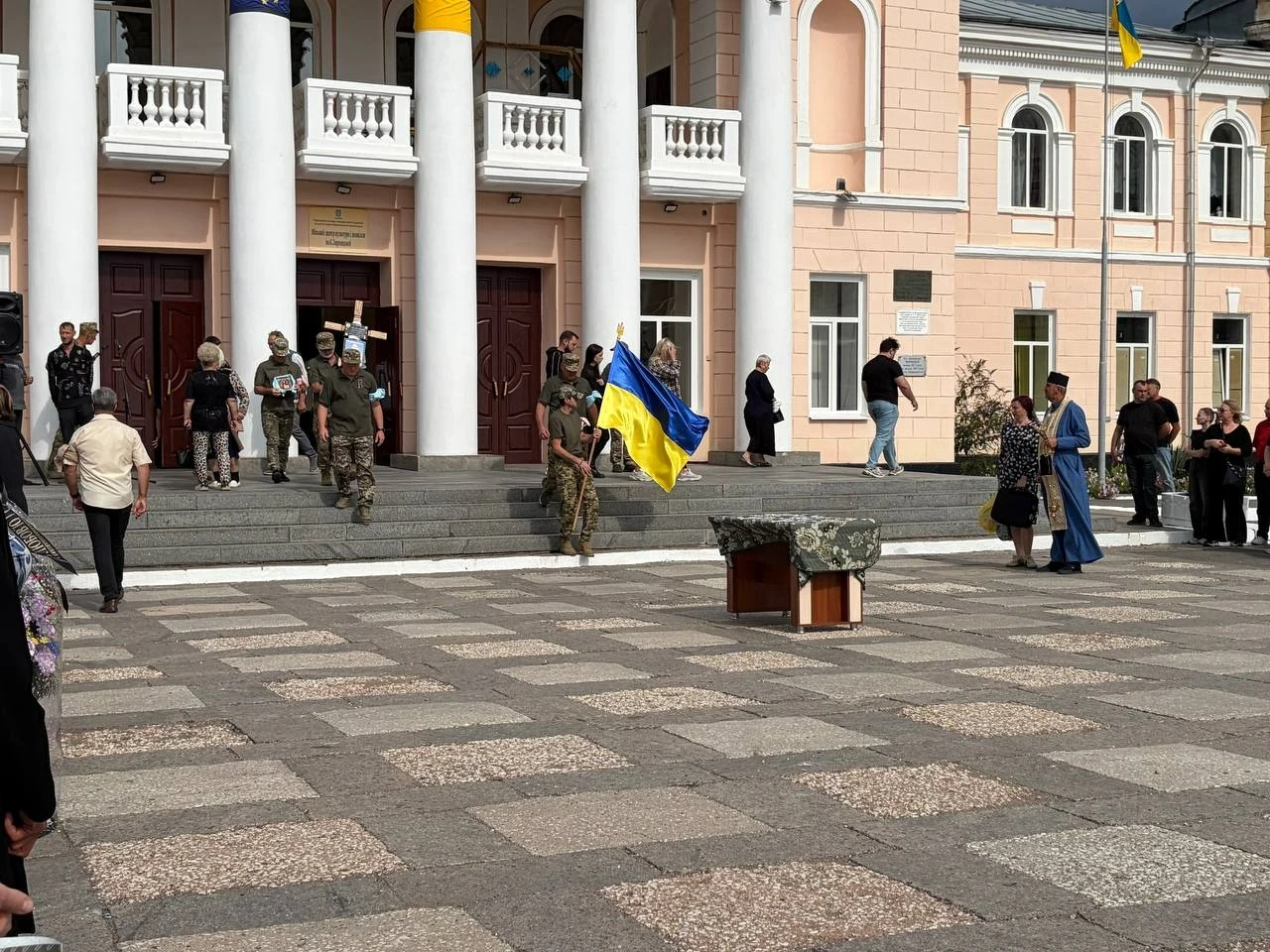 Живий коридор і море квітів: Первомайськ попрощався з захисником України Артемом Піменовим