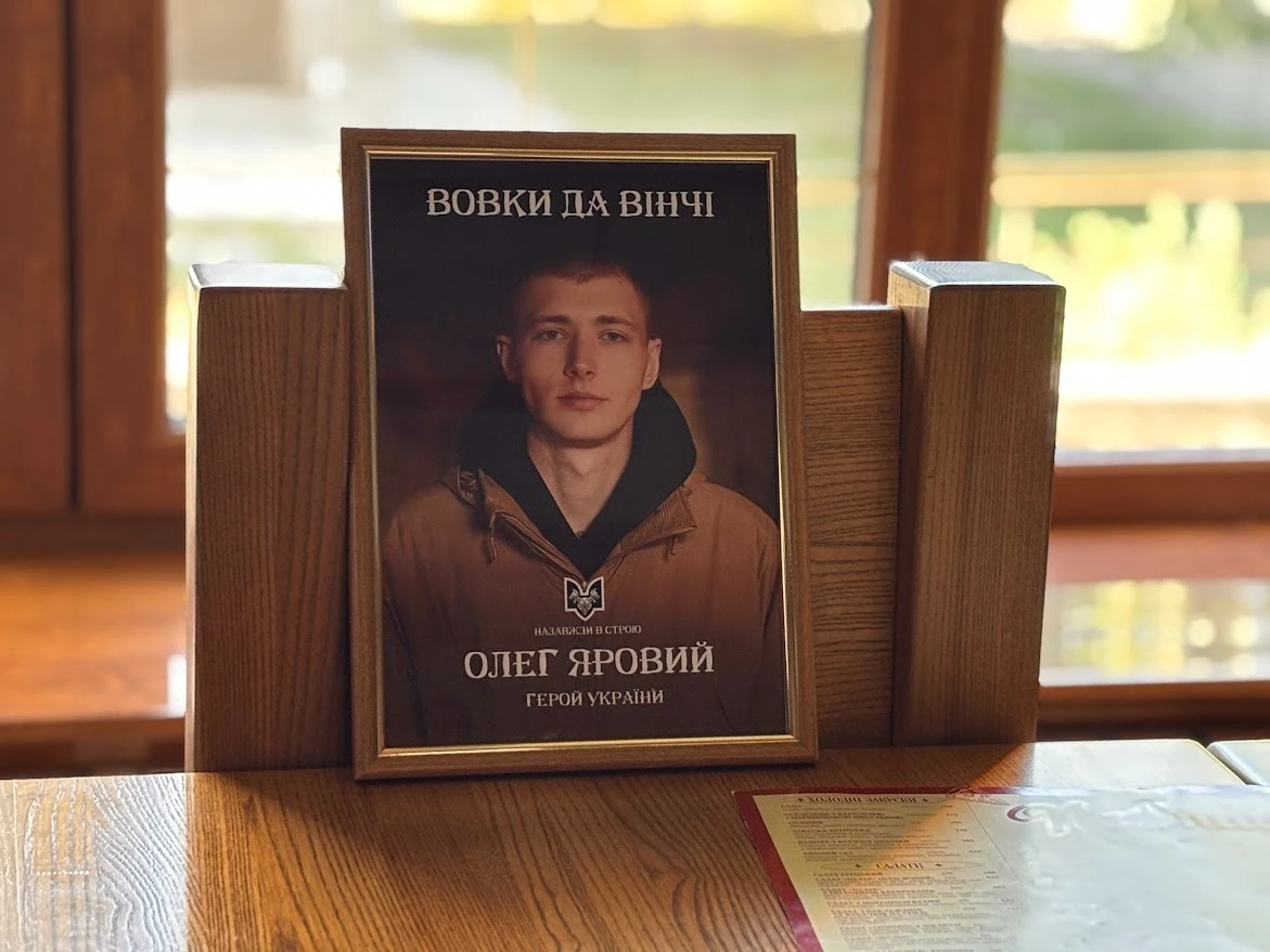 Стіл пам’яті у Первомайську: як місто вшанувало героїв 29 серпня: фоторепортаж