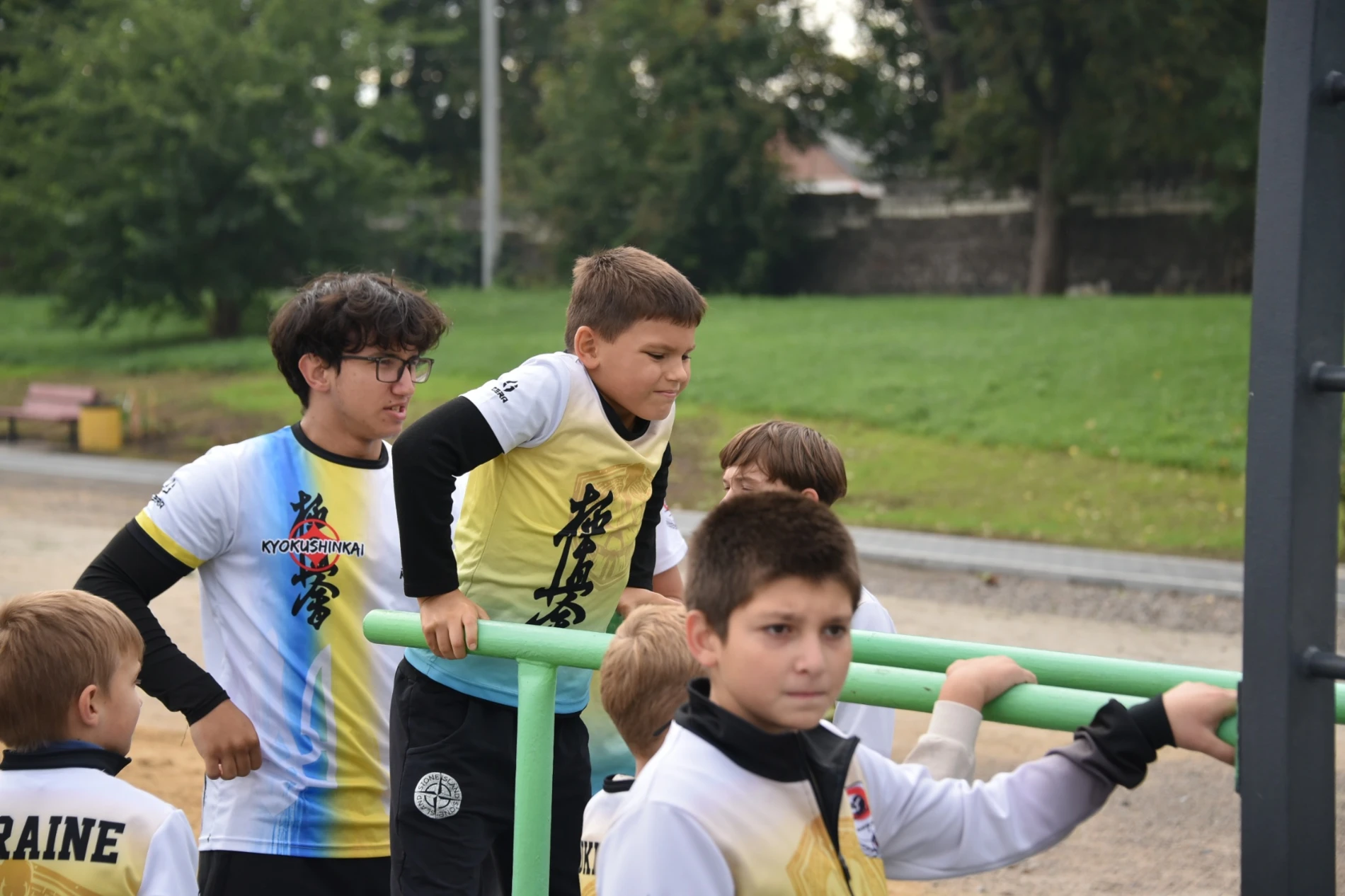 Однією спортивною локацією більше. У Первомайську відкрили тренажерний майданчик на березі Бугу