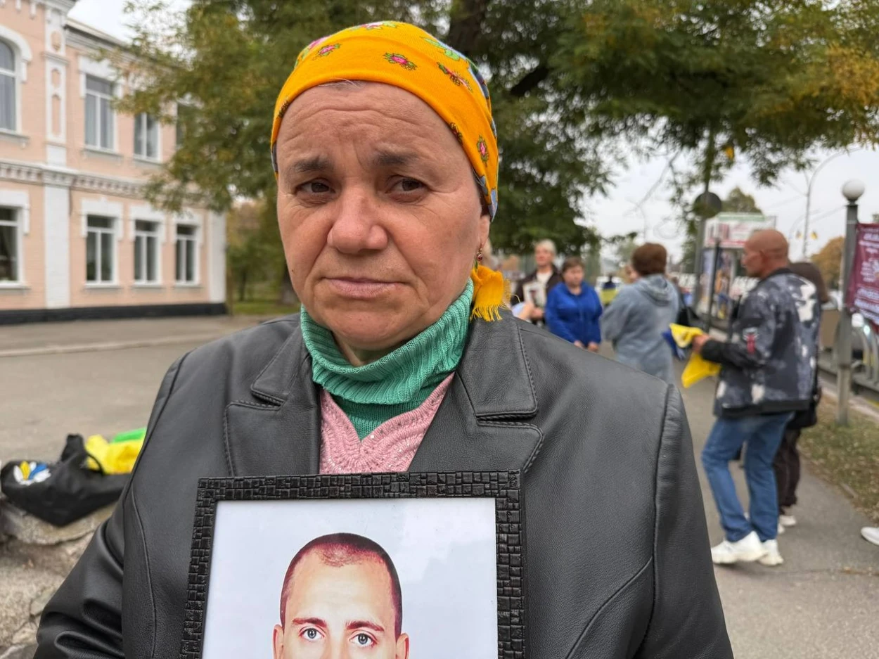 «Спиніться»: у Первомайську рідні полонених і безвісти зниклих вийшли на акцію