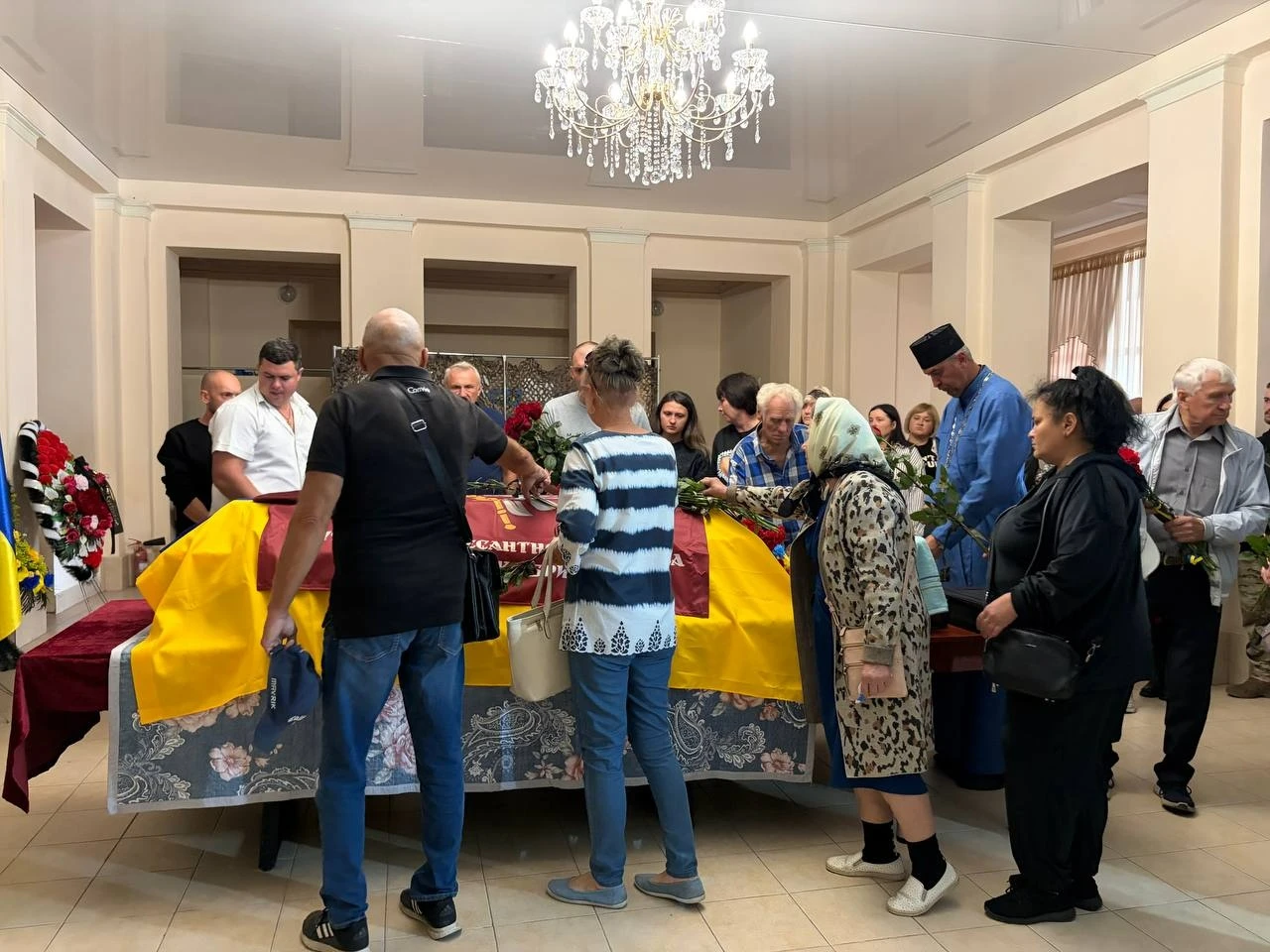 Живий коридор і море квітів: Первомайськ попрощався з захисником України Артемом Піменовим