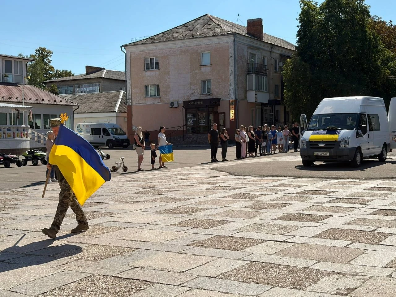 На щиті повернувся захисник Олександр Батечко: Первомайськ попрощався з воїном